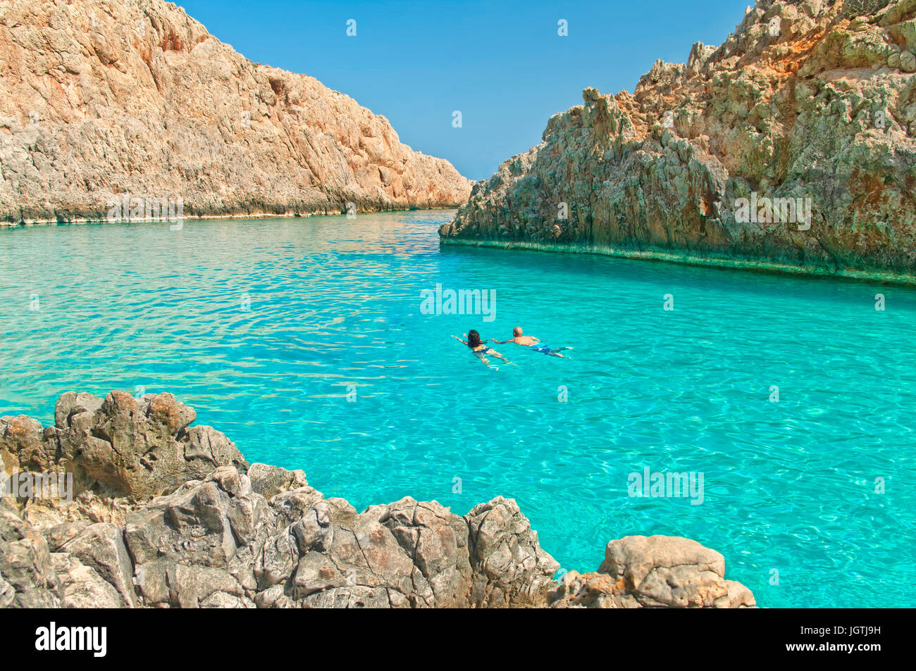 Image horizontale de young caucasian couple nageant dans le turquoise des eaux cristallines de seitan Limania plage isolée aux beaux jours de l'été, la Crète, le GRE Banque D'Images