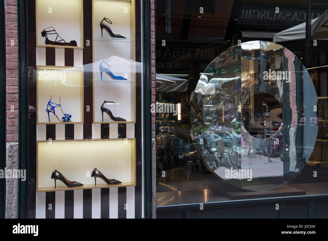 Ratti, magasin de vêtements Rue Clavature, Bologne, Italie Photo Stock -  Alamy