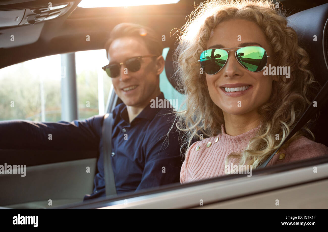 Portrait of smiling couple sitting in car Banque D'Images