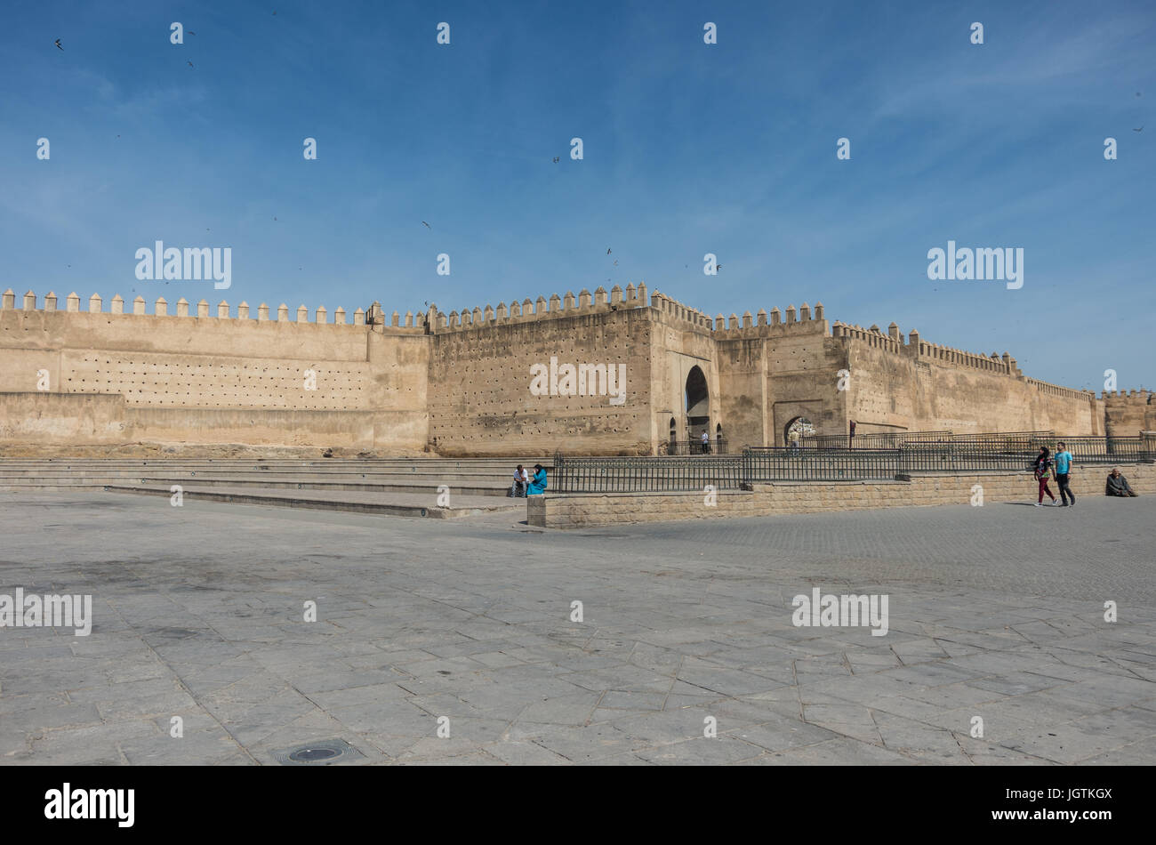 Fes, Maroc - 9 mai 2017 : ancienne médina mur et gate à Fez. La place Boujloud, Maroc Banque D'Images