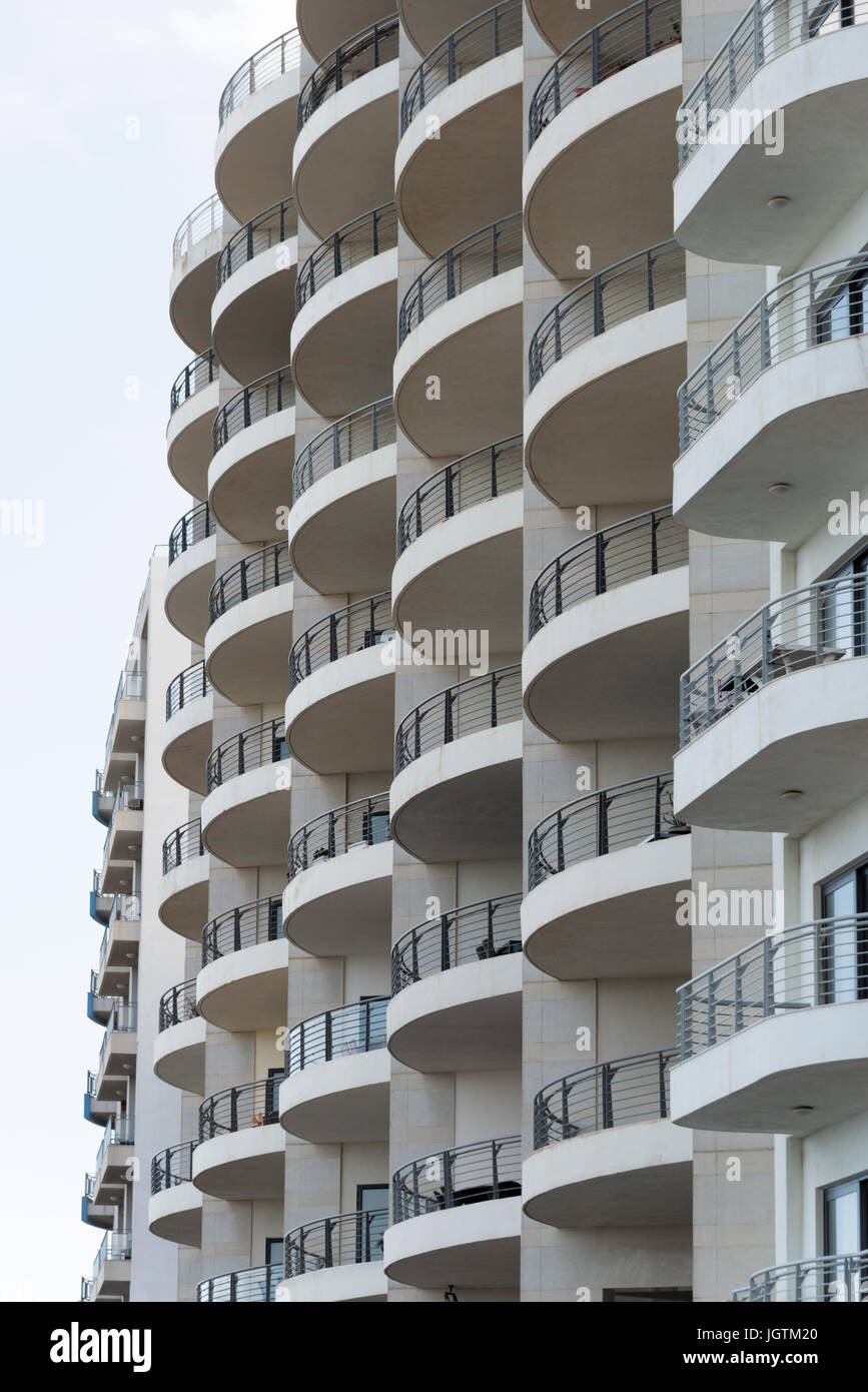 Un modèle abstrait de balcons en béton sur un immeuble à St Julians Bay Malte - architecture moderne Banque D'Images
