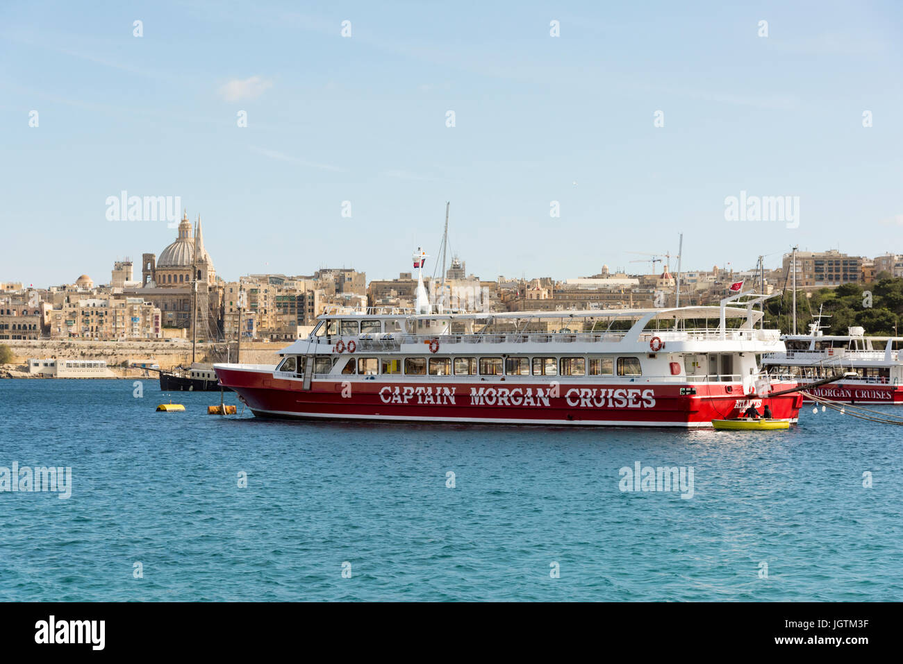 Un capitaine Morgan Cruises boat amarré dans le port de La Valette Malte Banque D'Images