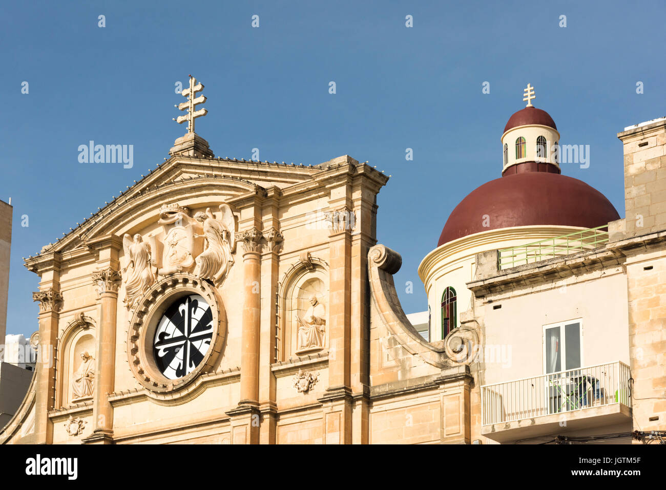 La façade ouvragée, plafonnier et l'architecture de l'église paroissiale de Jésus de Nazareth à Sliema Malte Banque D'Images