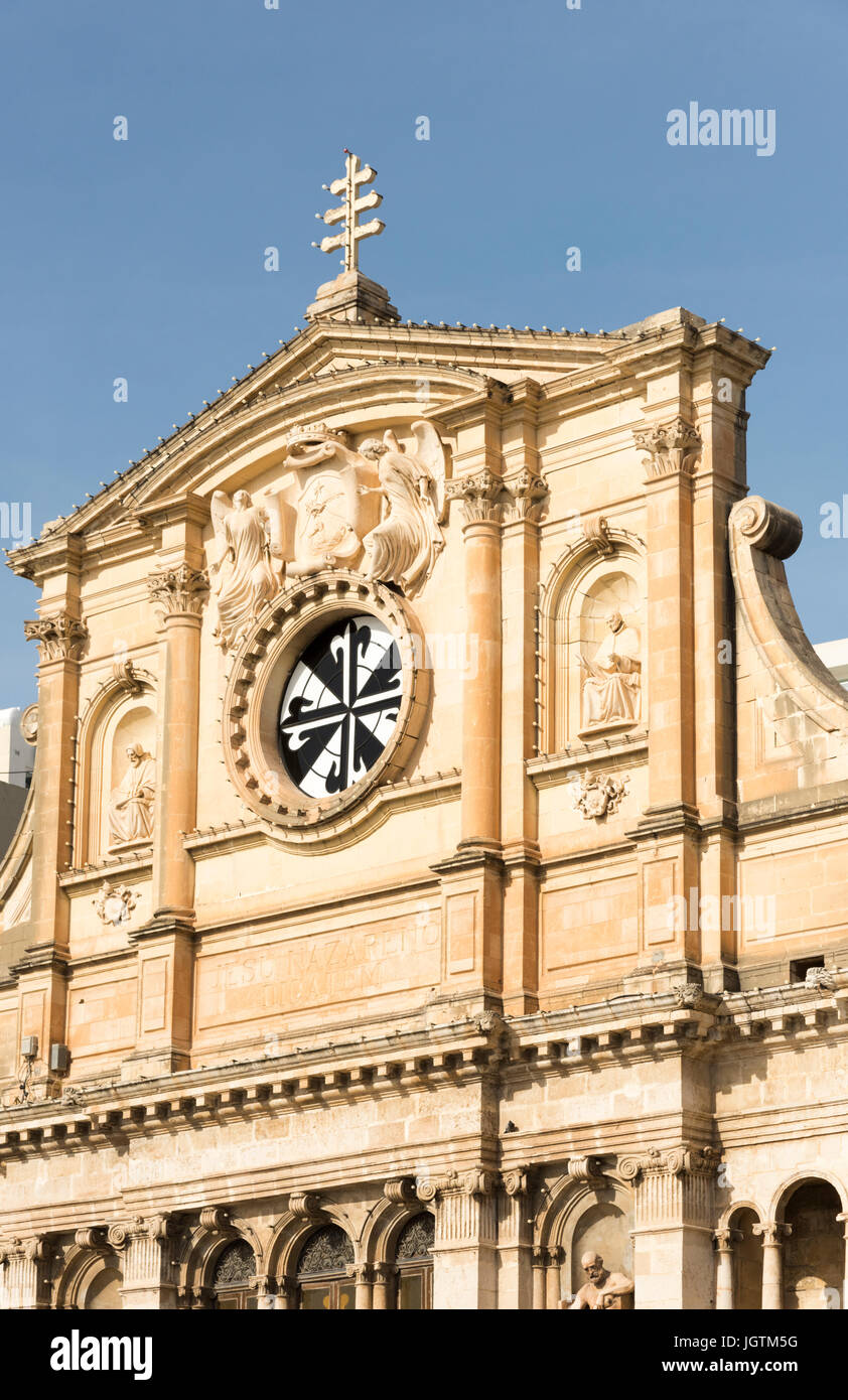 La façade ouvragée, plafonnier et l'architecture de l'église paroissiale de Jésus de Nazareth à Sliema Malte Banque D'Images