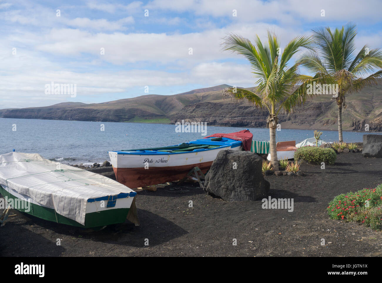 Des bateaux de pêche à la plage du village de pêcheurs de Playa Quemada, île de Lanzarote, Canary Islands, Spain, Europe Banque D'Images
