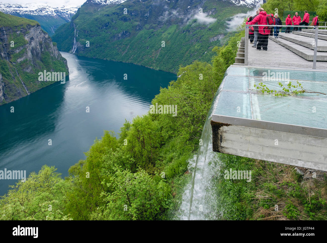 Cascade artificielle avec les touristes à la vue d'aigles à haute route plate-forme de vue donnant sur le fjord Geirangerfjorden. La Norvège Geiranger Banque D'Images