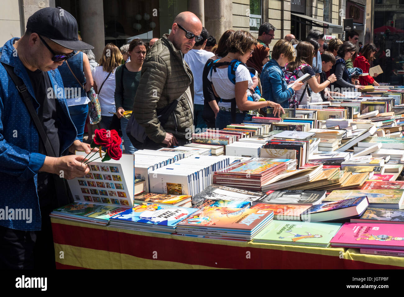 Un kiosque installé dans la rue à Sant Jordi 24, Barcelone, Espagne. Banque D'Images