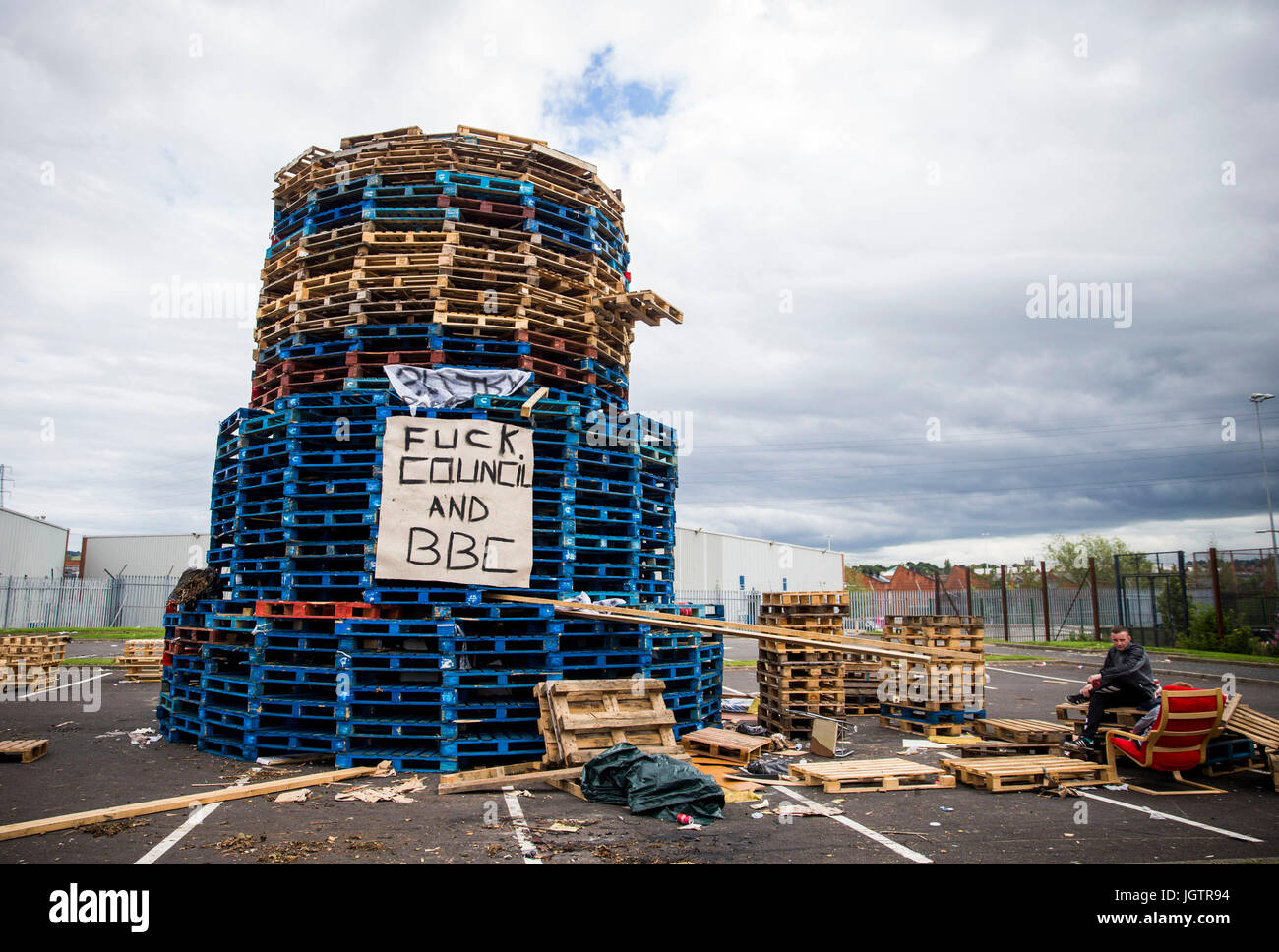 EDS REMARQUE un loyaliste langue feu à Avoniel centre de loisirs à Belfast. La police en Irlande du Nord ont mis en garde leurs ressources pouvait être étendue dans un contexte de craintes de tensions autour de l'incendie de onzième Nuit de joie. Banque D'Images