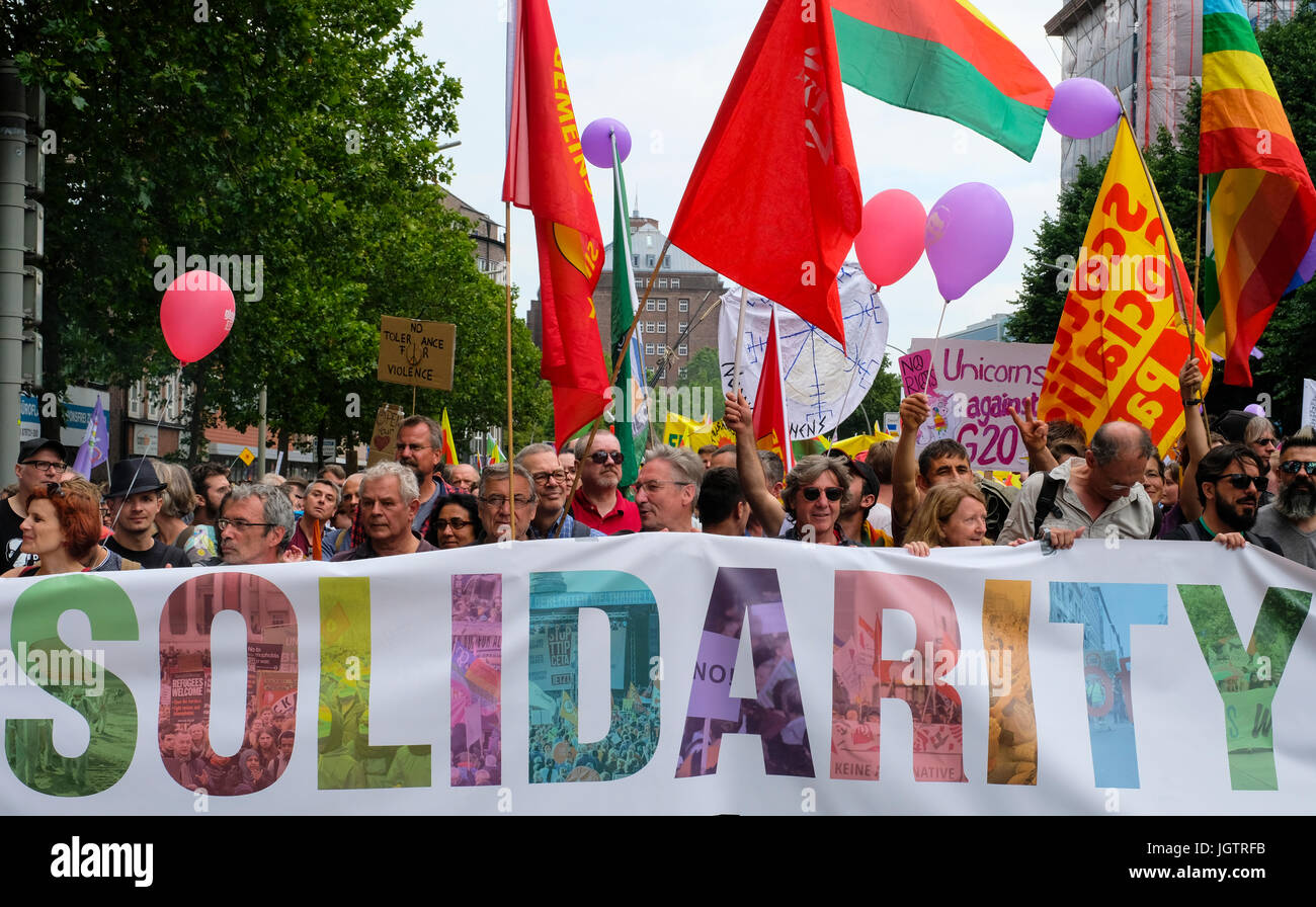 8 juillet, 2017. Hambourg, Allemagne. Grande manifestation marche à travers le centre d'Hambourg pour protester contre le sommet du G20 qui aura lieu en ville. Banque D'Images