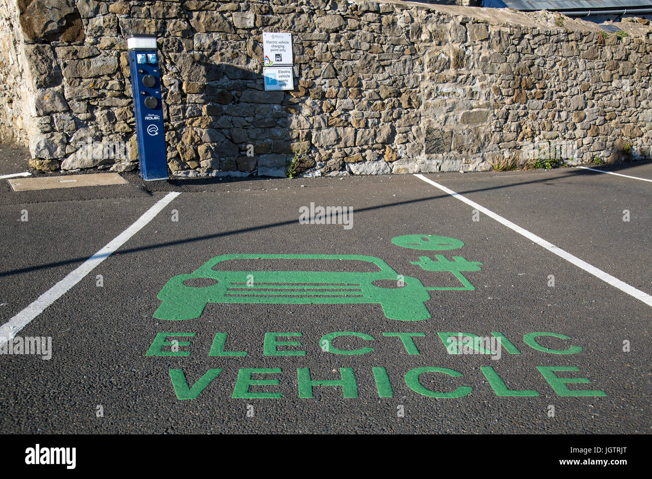 Des aires de stationnement public pour les véhicules électriques uniquement. Sur l'île de Man. Banque D'Images