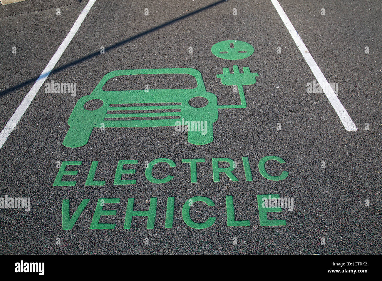 Des aires de stationnement public pour les véhicules électriques uniquement. Sur l'île de Man. Banque D'Images