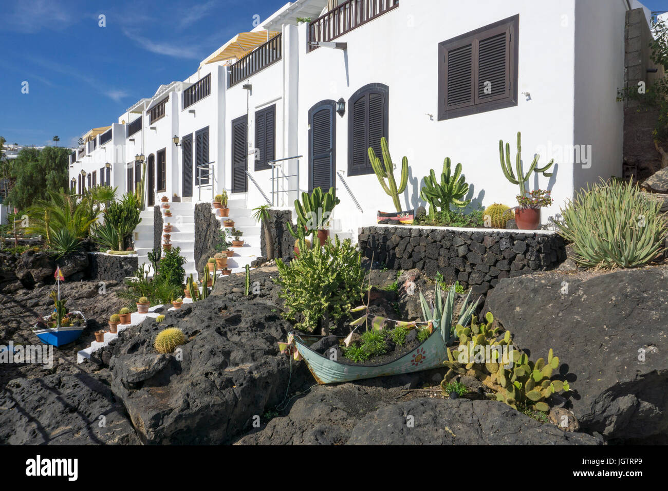 Maisons de pêcheurs avec jardin avant de lave décorée au port de pêche, la Tinosa à Puerto del Carmen, Lanzarote, îles Canaries, Espagne, Europe Banque D'Images