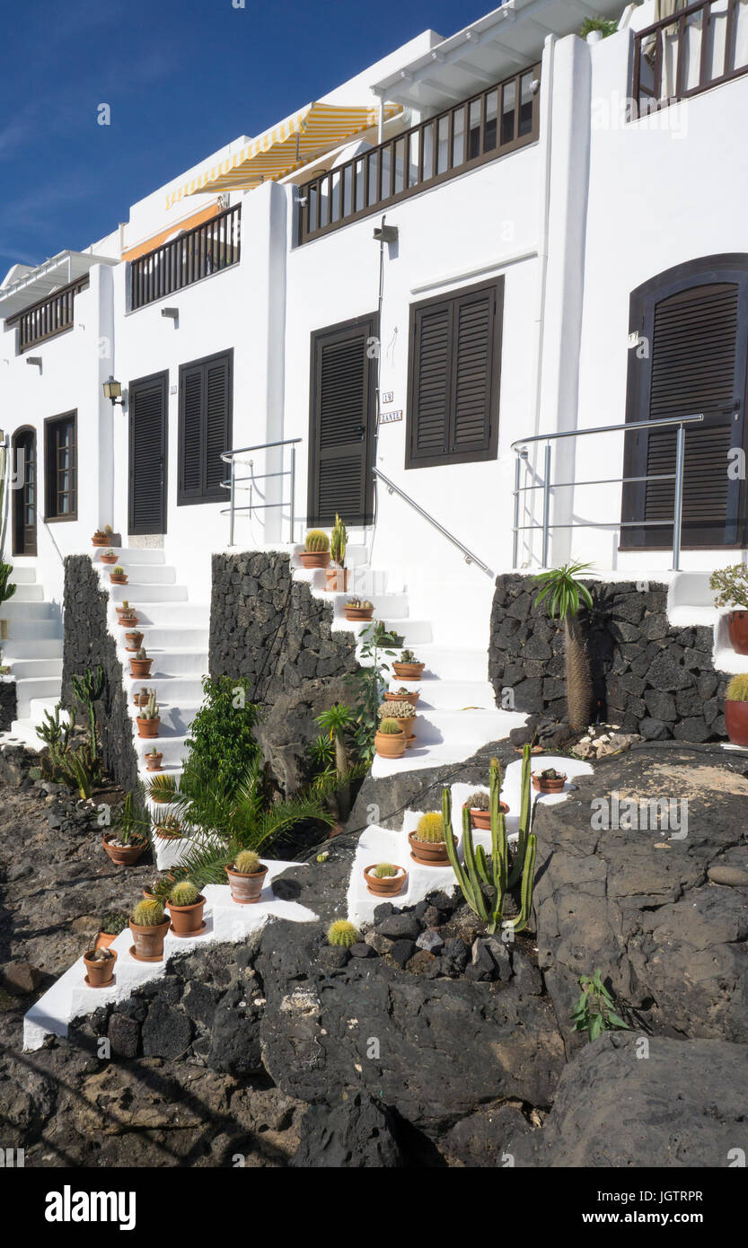 Maisons de pêcheurs avec jardin avant de lave décorée au port de pêche, la Tinosa à Puerto del Carmen, Lanzarote, îles Canaries, Espagne, Europe Banque D'Images