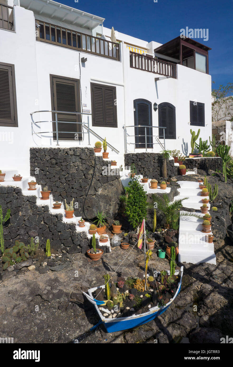 Maisons de pêcheurs avec jardin avant de lave décorée au port de pêche, la Tinosa à Puerto del Carmen, Lanzarote, îles Canaries, Espagne, Europe Banque D'Images