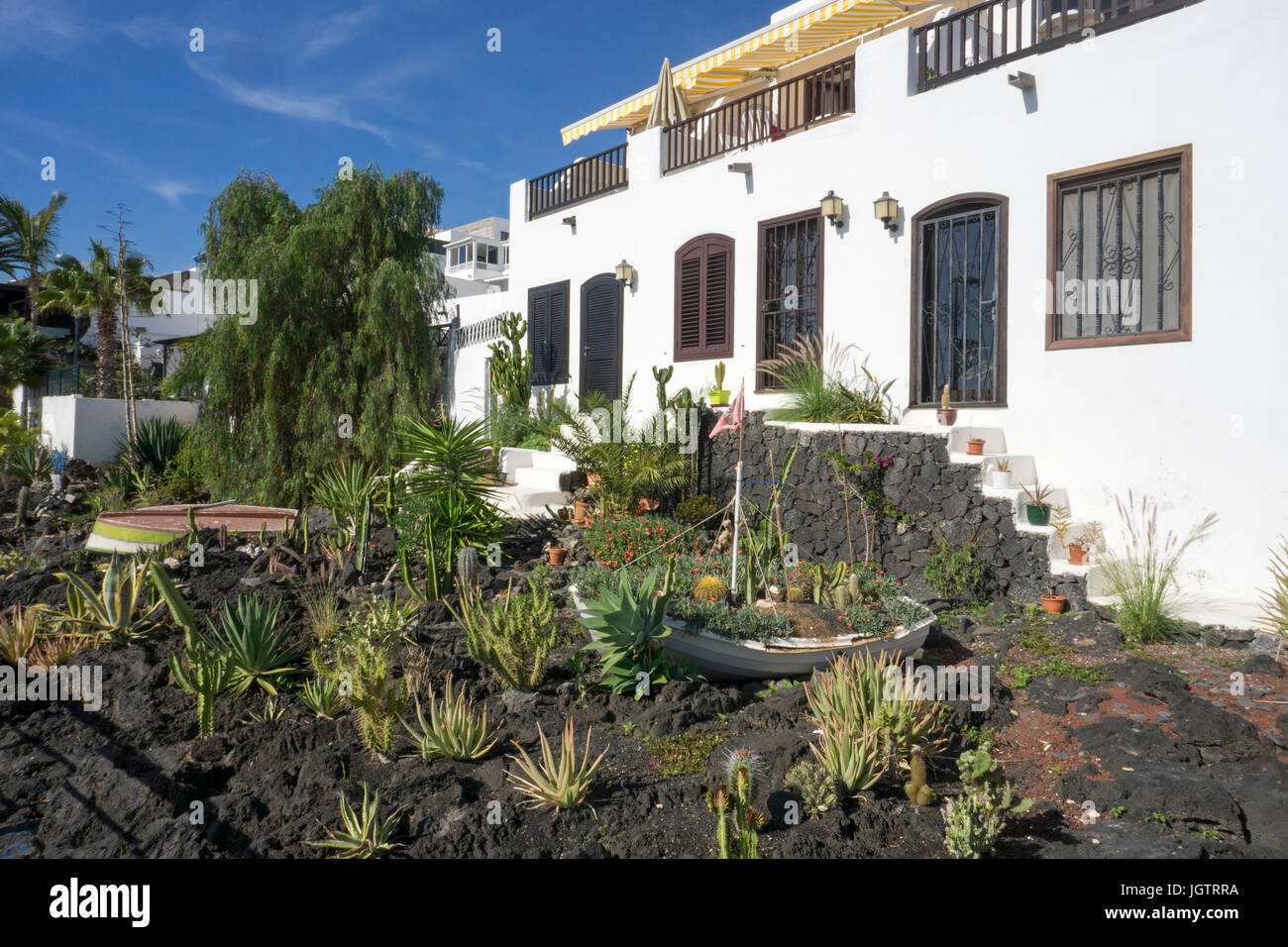 Maisons de pêcheurs avec jardin avant de lave décorée au port de pêche, la Tinosa à Puerto del Carmen, Lanzarote, îles Canaries, Espagne, Europe Banque D'Images
