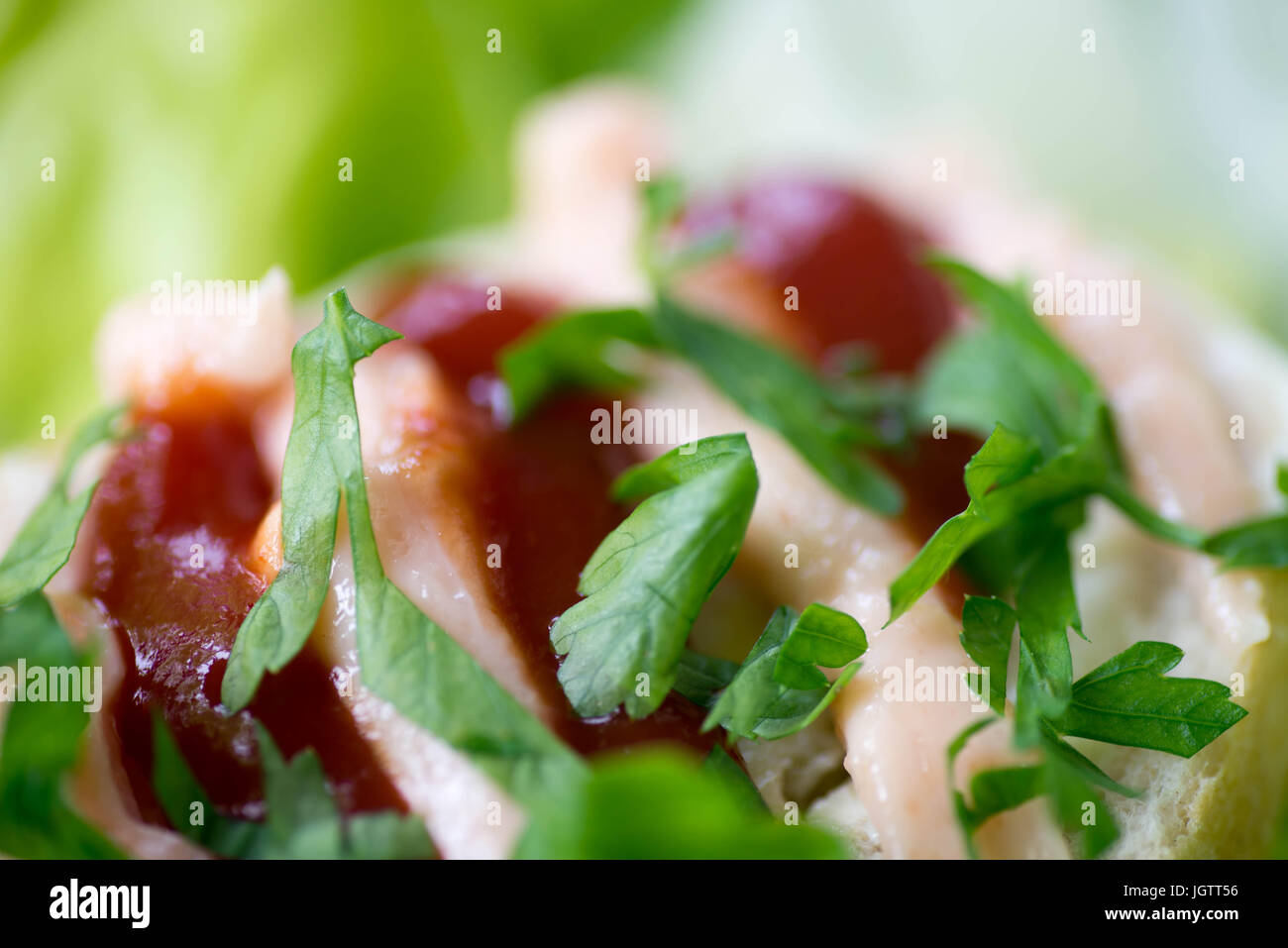 Petit sandwich ouvert en bonne santé avec du ketchup et de la pâte de poisson selective focus macro Banque D'Images