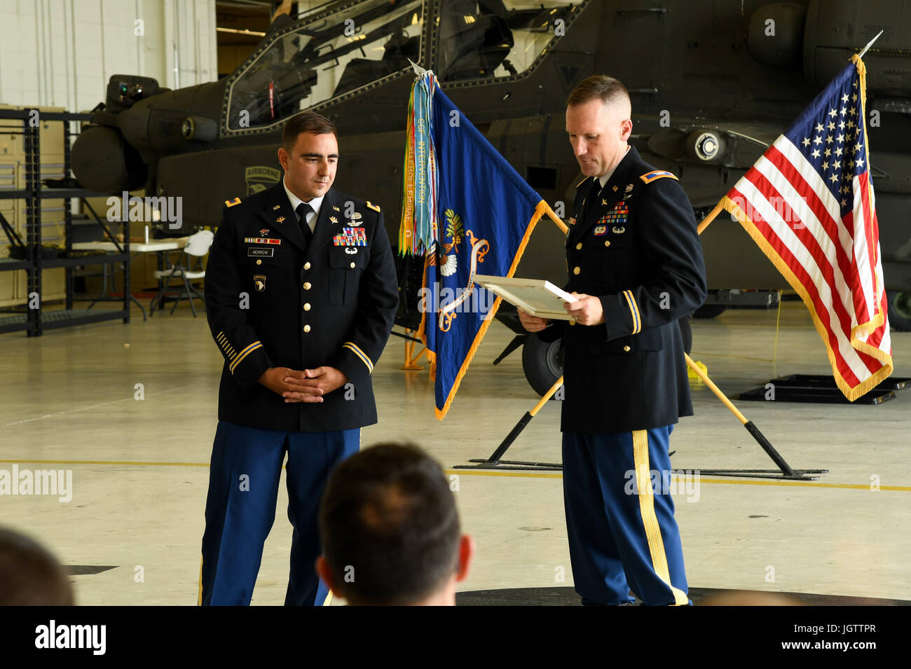 Le colonel Bernard Harrington, le commandant de la 82e Brigade d'aviation de combat, présente un prix à l'Adjudant-chef 4 James Morrow, un instructeur de vol de Fort Rucker, 30 juin 2017 à Fort Campbell, Kentucky. Les deux Harrington et Morrow anciennement servi avec le 1er Bataillon, 101e bataillon de l'aviation, la 101e Brigade d'aviation de combat et retourne à Fort Campbell pour célébrer la retraite de demain. (U.S. Photo de l'armée par le Sgt. Marcus Floyd, 101e Brigade d'aviation de combat) Banque D'Images