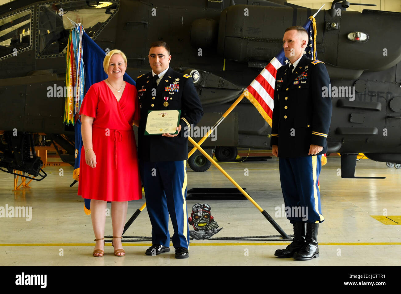 L'Adjudant-chef 4 James Morrow, un instructeur de vol de Fort Rucker, femme et célébrer sa retraite avec le Colonel Bernard Harrington, le commandant de la 82e Brigade d'aviation de combat le 30 juin 2017 à Fort Campbell, Kentucky. Les deux Harrington et Morrow anciennement servi avec le 1er Bataillon, 101e bataillon de l'aviation, la 101e Brigade d'aviation de combat et retourne à Fort Campbell pour célébrer la retraite de demain. (U.S. Photo de l'armée par le Sgt. Marcus Floyd, 101e Brigade d'aviation de combat) Banque D'Images