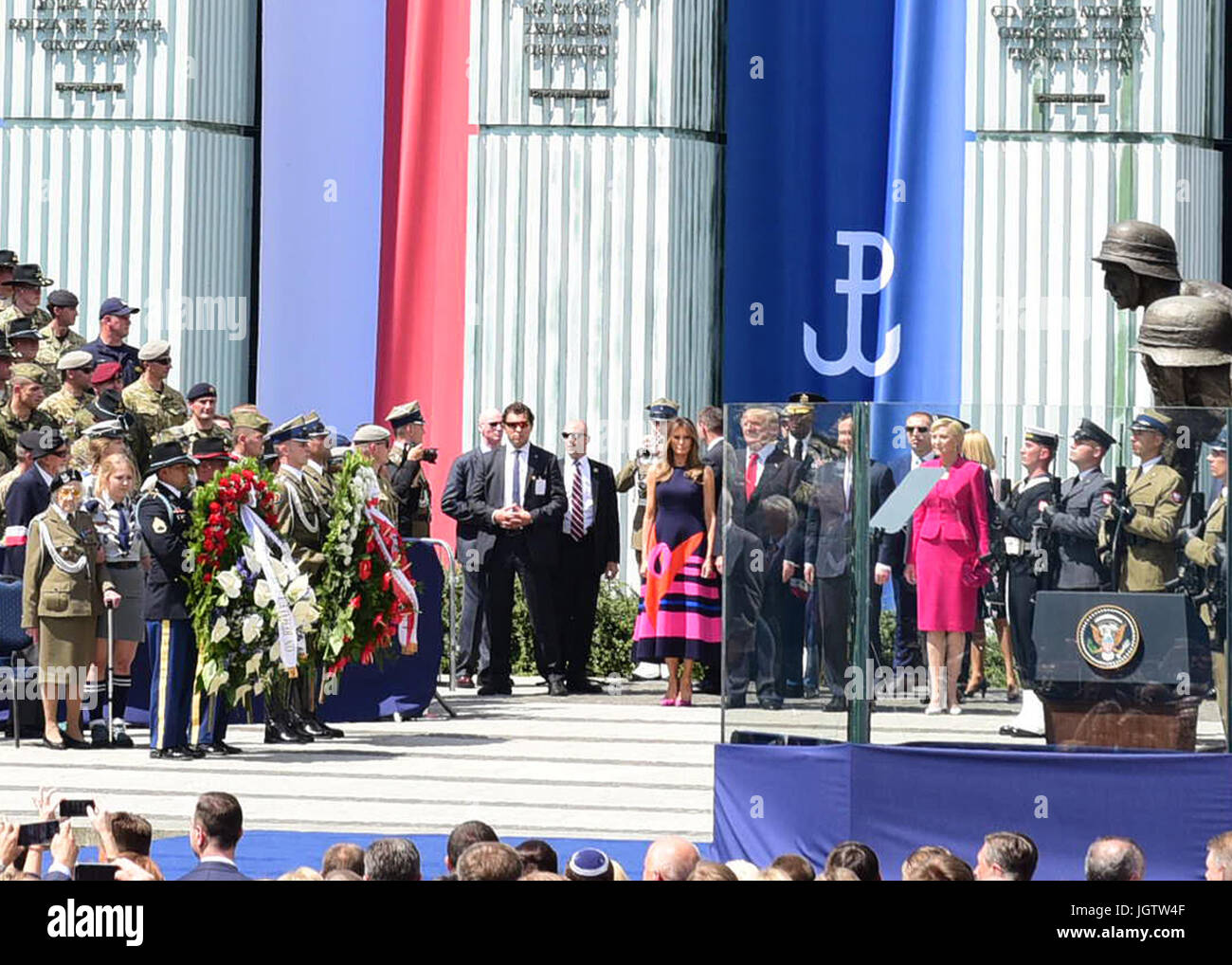 Le président Donald Trump arrive sur la scène du Monument du soulèvement de Varsovie en place Krasiński 6 juillet, où il a prononcé son discours au sujet de l'armée polonaise et américaine et des relations économiques à des milliers de citoyens polonais et les visiteurs. Groupe de combat des soldats venus de Pologne Bemowo Piskie entraînement située à Varsovie pour assister à la première visite du Président de la Pologne. (U.S. Photo de l'armée par la CPS. Kevin Wang/libérés) Banque D'Images