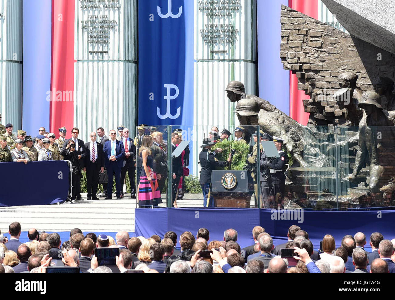 Le président Donald Trump regarde Battle Group Pologne des soldats américains place de gerbes au Monument du soulèvement de Varsovie lors de sa première visite présidentielle à Varsovie, Pologne, en place Krasiński 6 Juillet. Groupe de combat des soldats venus de Pologne Bemowo Piskie entraînement située à Varsovie pour rester en formation alors que le Président Trump a livré son discours au sujet de l'armée polonaise et américaine et des relations économiques à des milliers de citoyens polonais et les visiteurs. Banque D'Images