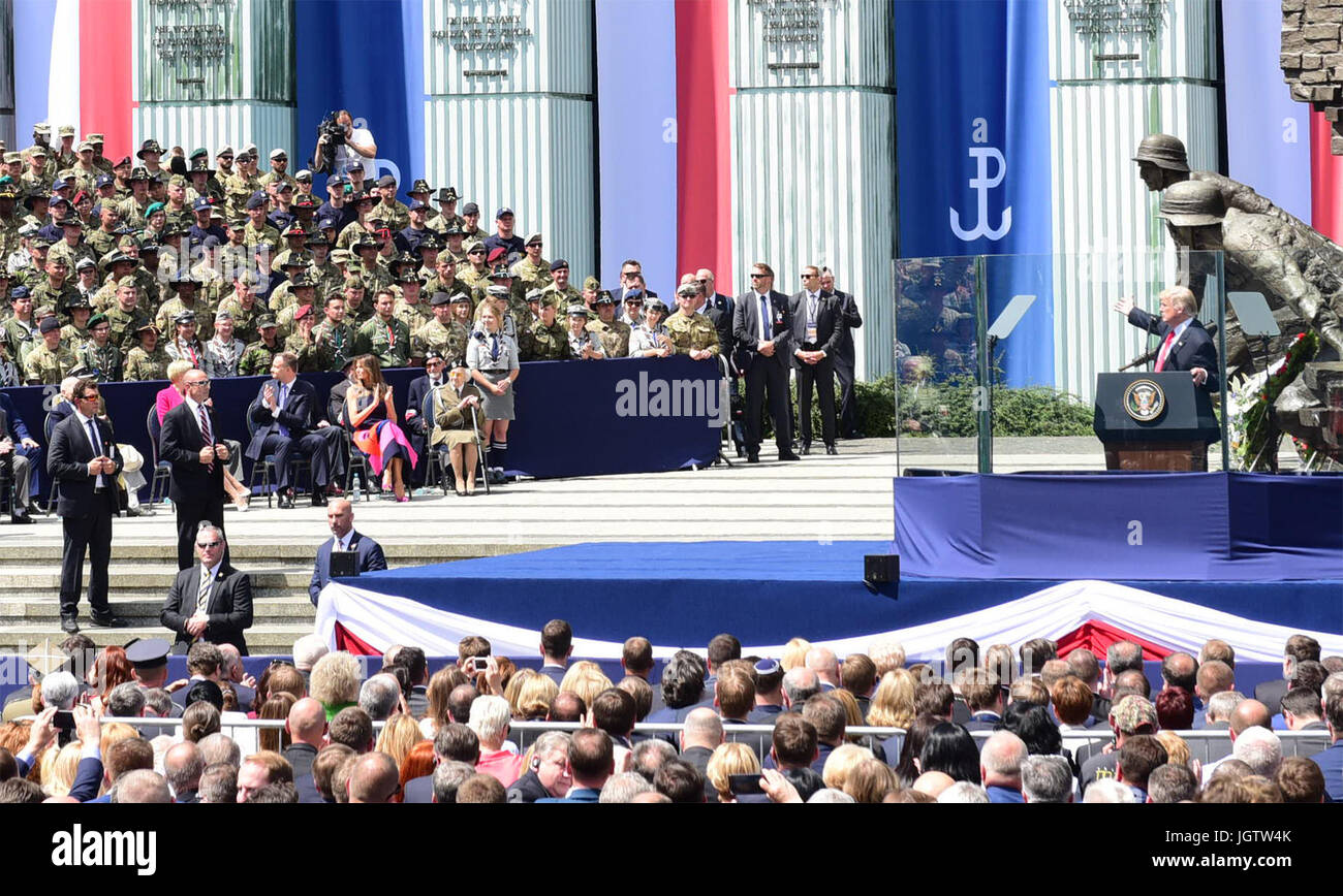 Le Président américain Donald Trump points vers la Pologne Groupe de combat des soldats alors qu'y référant dans son discours prononcé lors de l'Insurrection de Varsovie Monument à la place Krasiński, le 6 juillet. Groupe de combat des soldats venus de Pologne Bemowo Piskie entraînement située à Varsovie pour rester en formation au cours de la première élection présidentielle Trump visite à Varsovie, Pologne, (U.S. Photo de l'armée par la CPS. Kevin Wang/libérés) Banque D'Images