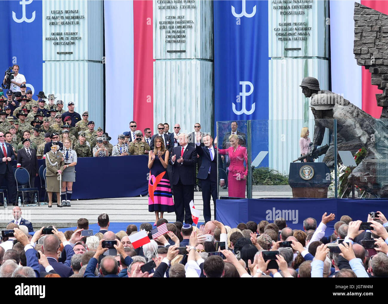 Le Président américain Donald Trump est à côté d'Président polonais Andrzej Duda comme les deux présidents reconnaissent les citoyens de Pologne au cours de la première élection présidentielle Trump visite à Varsovie, Pologne, au Monument du soulèvement de Varsovie en place Krasiński 6 Juillet. Groupe de combat des soldats venus de Pologne Bemowo Piskie entraînement située à Varsovie pour rester en formation alors que le Président Trump a livré son discours au sujet de l'armée polonaise et américaine et des relations économiques à des milliers de citoyens polonais et les visiteurs. Banque D'Images