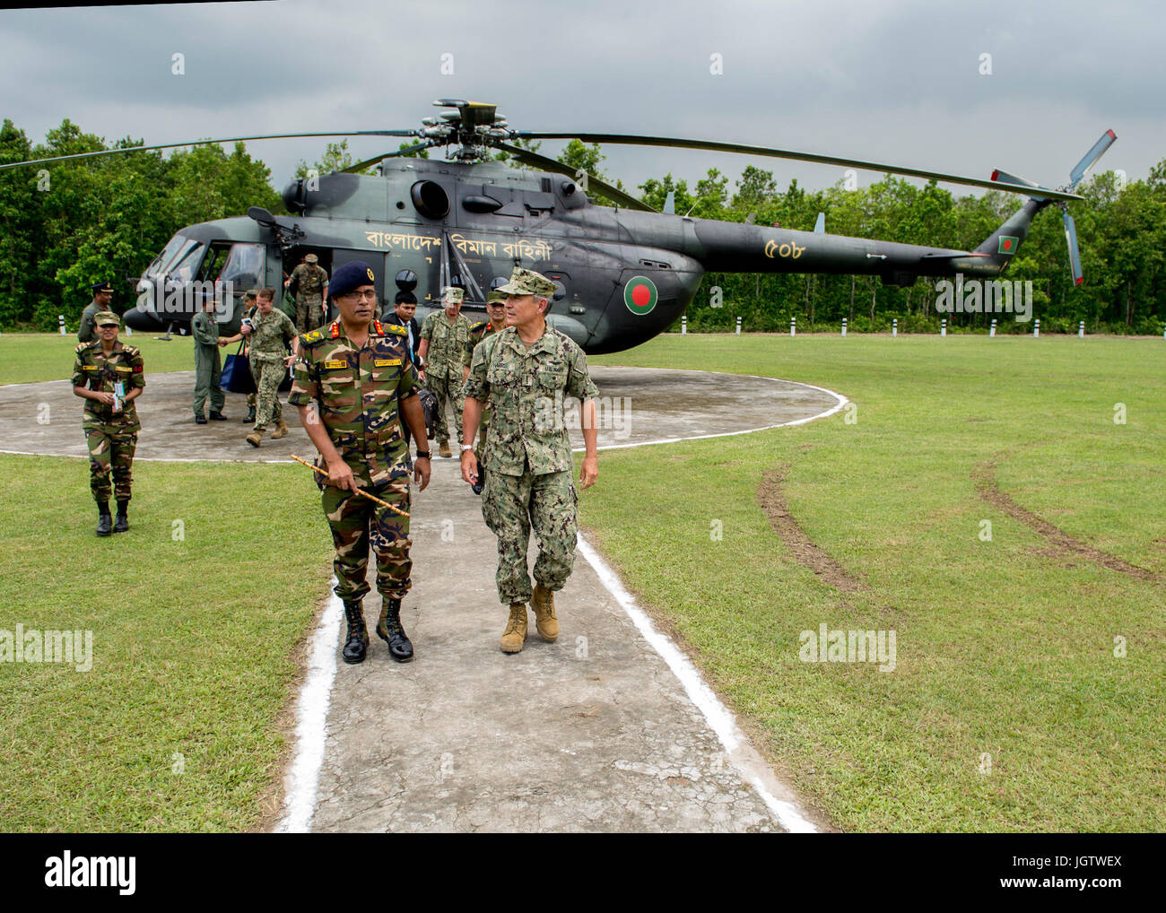170708-N-WY954-210GAZIPUR, Bangladesh (8 juillet 2017) - Adm. Harry Harris, commandant du Commandement du Pacifique des États-Unis (PACOM), est accueilli par le Commandant de l'Bangladesh Institute of Peace Support Operations Training (BIPSOT), le Major-général Enayet Ullah, après son arrivée par hélicoptère. C'est Harris' première visite au Bangladesh en tant que commandant PACOM. Au cours de la visite, il a rencontré ses homologues et des représentants du gouvernement pour des discussions sur la coopération militaire et des initiatives régionales de sécurité dans l'Indo-Asia pacifique. (U.S. Photo par marine Spécialiste des communications de masse 2e classe Robin W./ Pic) Parution Banque D'Images