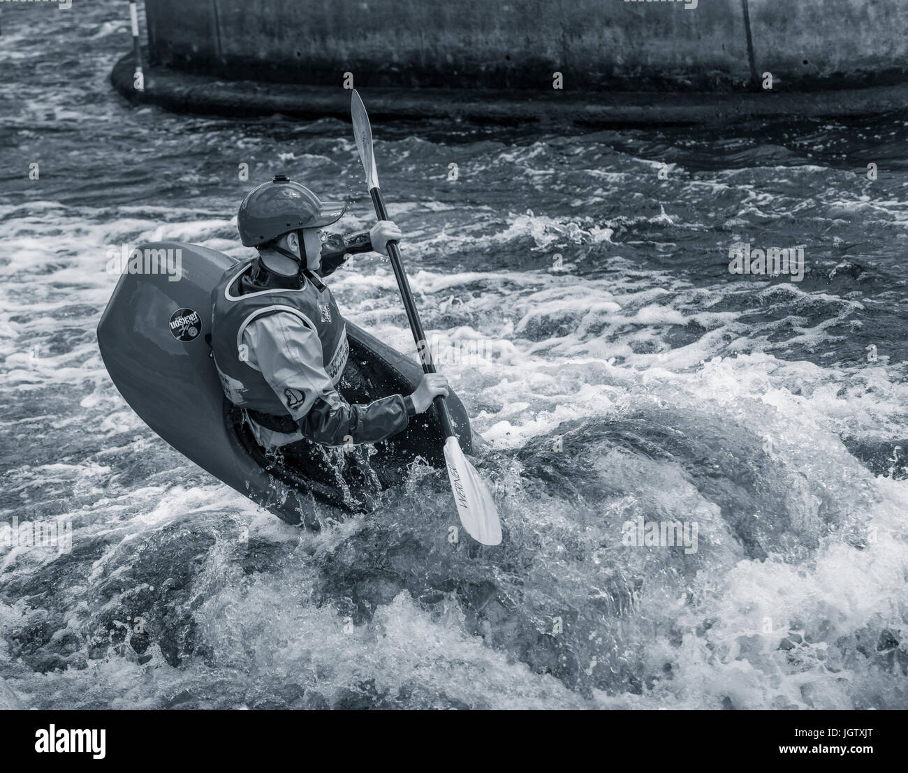 Image représentant un jeune homme White Water Kayak sur une journée d'automne sur la Rivière Tees Barrage dans Middlesbrough. Communiqué de modèle signé Banque D'Images