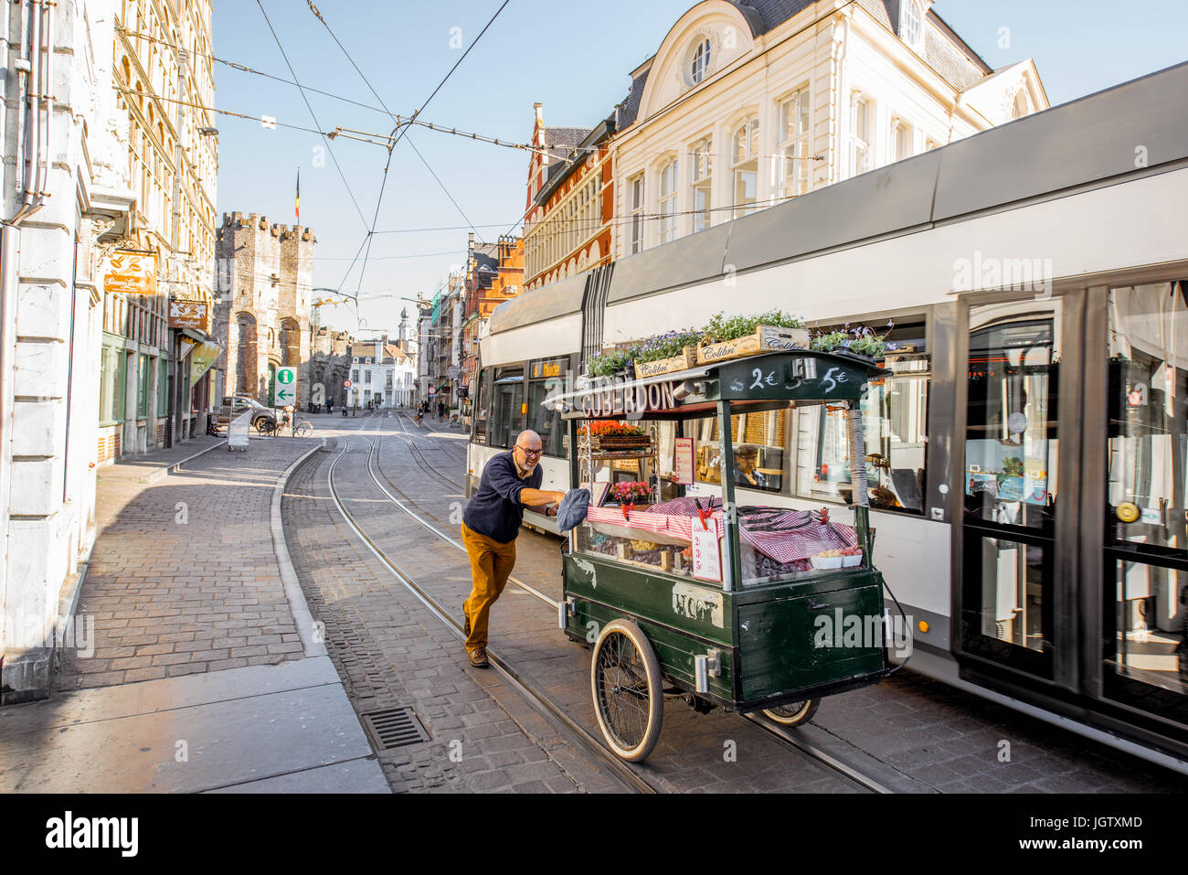 Gand, Belgique - 02 juin 2017 : monter un chariot avec bonbons cuberdons belge appelé sur la rue dans la ville de Gent, Belgique Banque D'Images