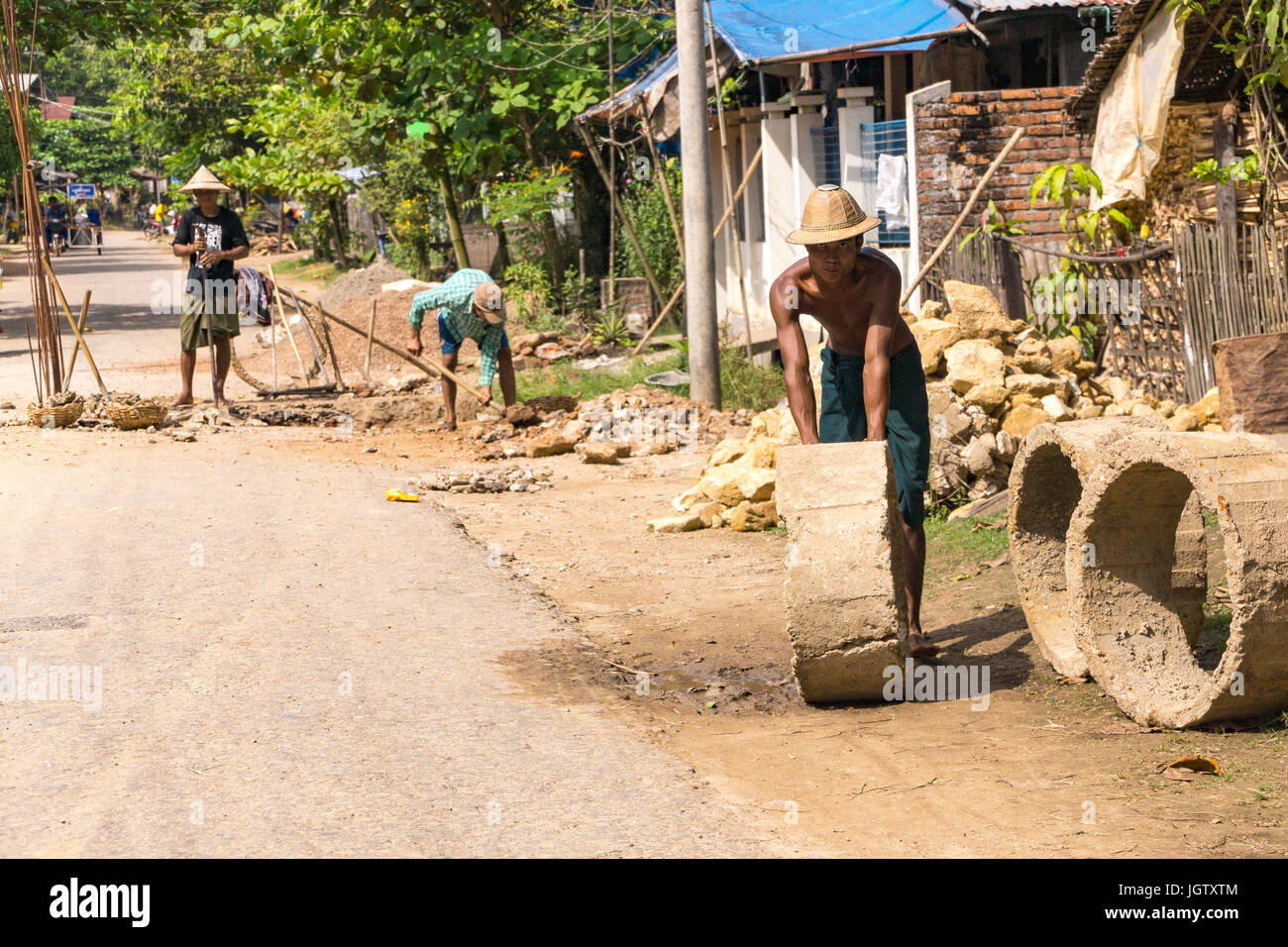 L'île de Bilu, Mawlemyine, Myanmar. Les travaux routiers et d'ouvriers. Banque D'Images