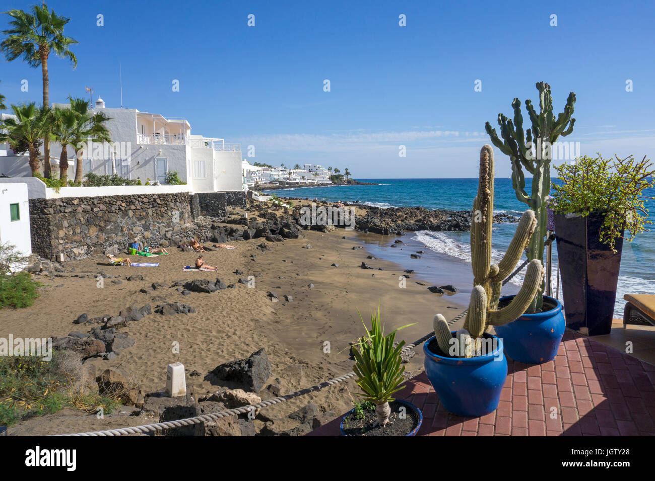 Petites plages entre les rochers de lave et ci-dessous la promenade, Puerto del Carmen, Lanzarote, îles Canaries, Espagne, Europe Banque D'Images