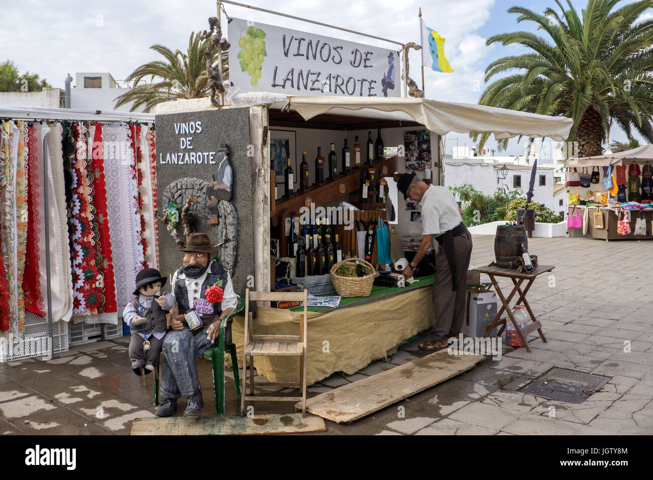 Vieux vin canarien agriculteur à son vin, décrochage du marché hebdomadaire du dimanche popuar à Teguise, Lanzarote, îles Canaries, Espagne, Europe Banque D'Images