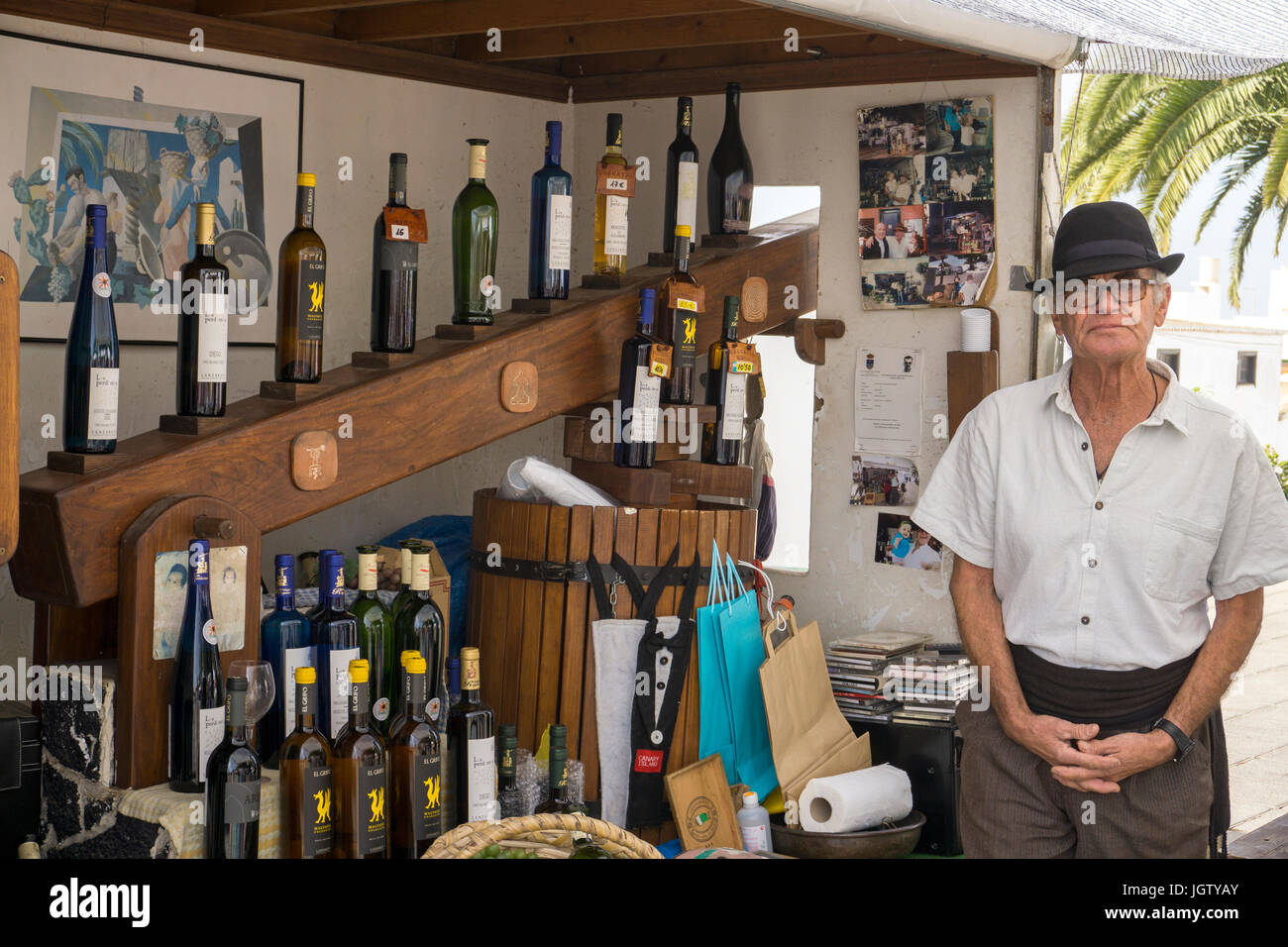 Décrochage du Vin, vin vieux agriculteur vend du vin local au marché hebdomadaire du dimanche, Teguise, Lanzarote, îles Canaries, Espagne, Europe Banque D'Images