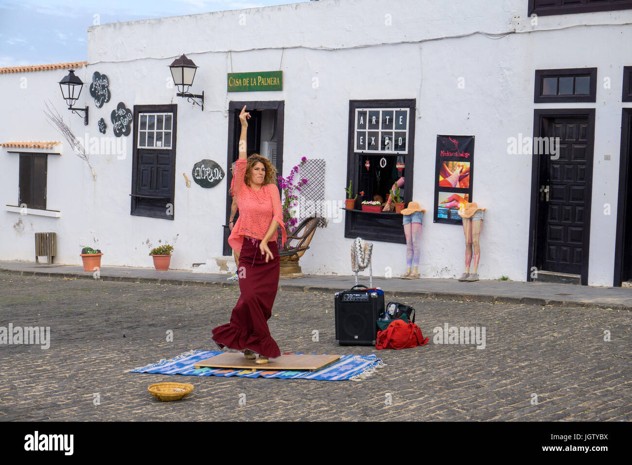 Danseuse de Flamenco (femme) dancing street, marché hebdomadaire du dimanche à Teguise, Lanzarote, îles Canaries, Espagne, Europe Banque D'Images