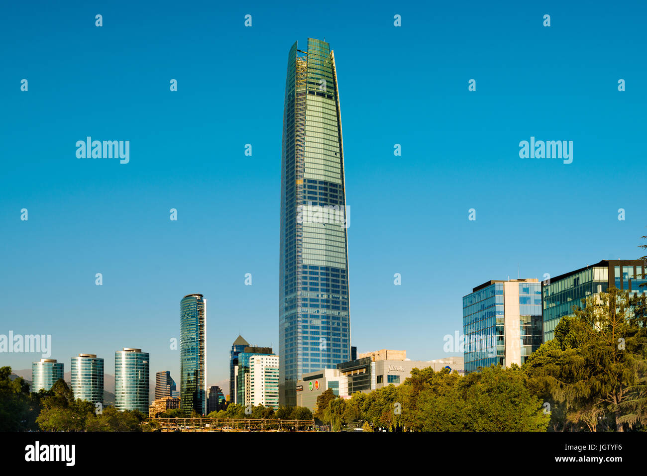 Santiago, Region Metropolitana, Chile - Skyline du quartier financier de Santiago populairement connu comme Sanhattan, Costanera avec C Banque D'Images