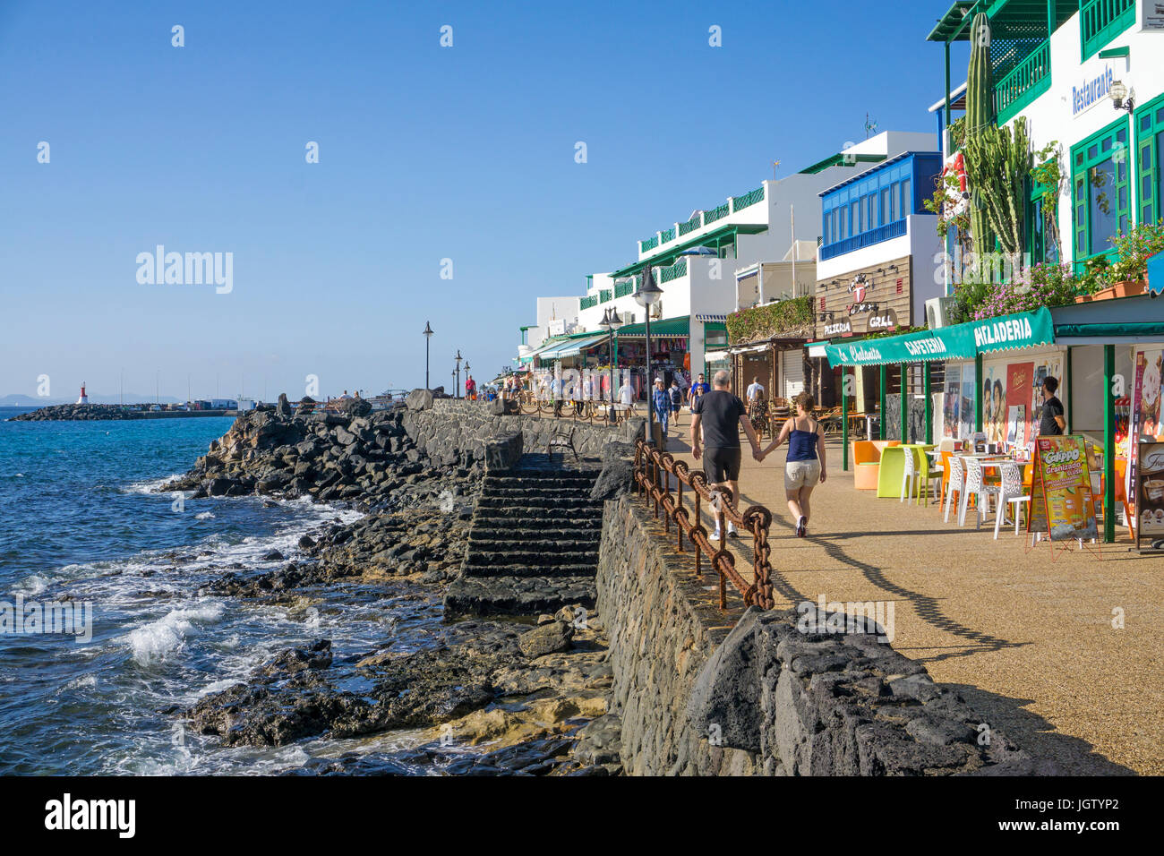 Promenade avec restaurants et magasins à Playa Blanca, Lanzarote, îles Canaries, Espagne, Europe Banque D'Images