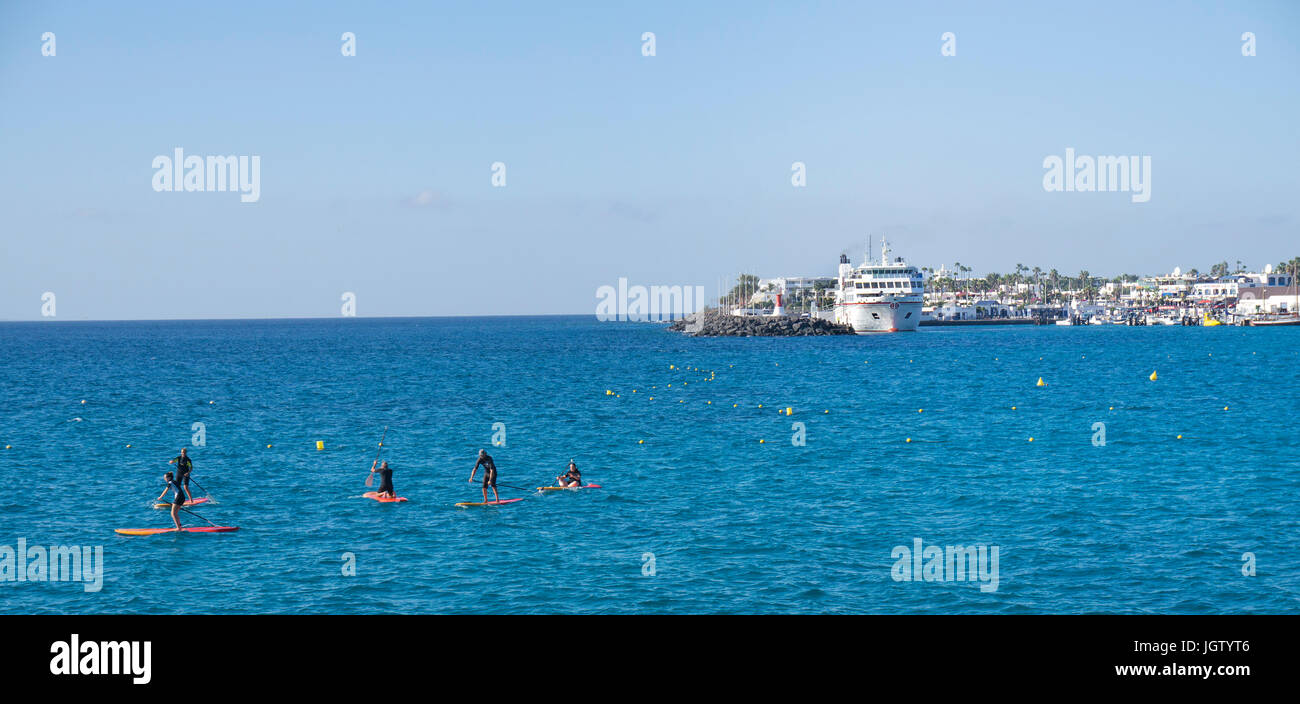 Stand-up à pagayer à Playa Blanca, Lanzarote, îles Canaries, Espagne, Europe Banque D'Images