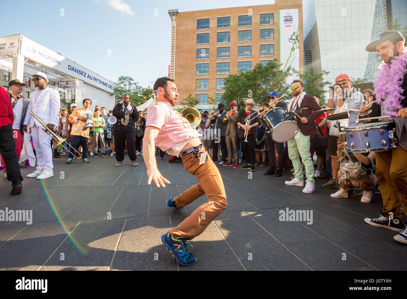 Montréal, le 8 juillet 2017 : Urban Science Brass Band joue en plein air au Festival de Jazz de Montréal Banque D'Images