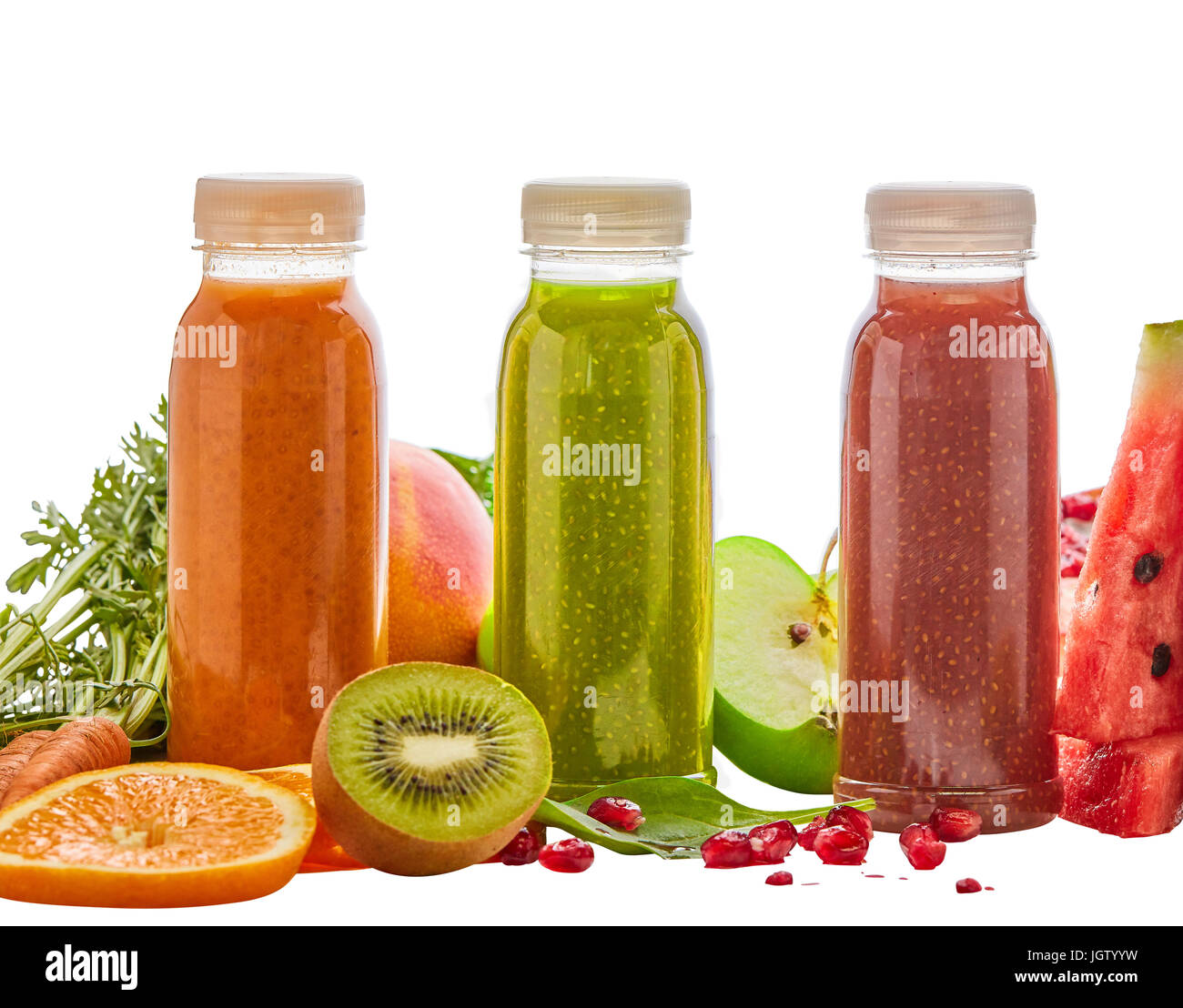 Assortiment de bouteilles de smoothies de fruits et légumes avec des ingrédients frais, épinards, melon, kiwi, orange, carotte, pomme, mangue et grenade pour Banque D'Images