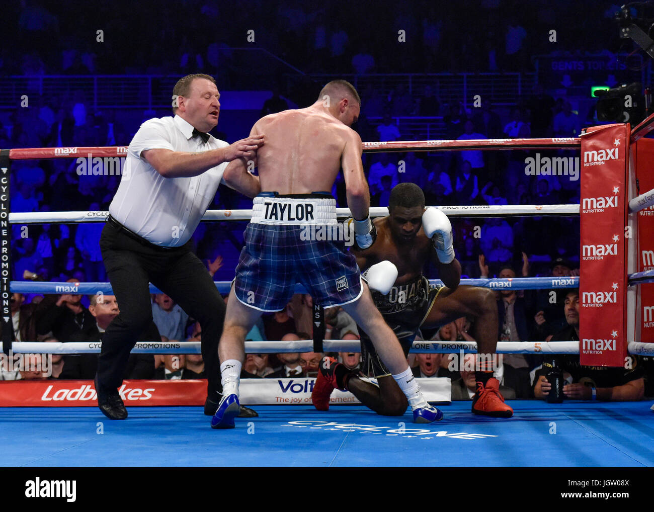 Samedi 8 juillet 2017 : la boxe, Braehead Arena, Glasgow, Ecosse. Du troisième tour. Prestonpans boxer josh taylor bat l'Ohara Hackney Davies pour ajouter l'argent à sa ceinture WBC Titre du Commonwealth. Le jeune homme de 26 ans a gagné son dixième et plus satisfaisante victoire de sa courte carrière dans une nuit explosive à GlasgowÕs Braehead Arena, une victoire qui propulse la Prestonpans perforateur dans le top 15 dans le monde super léger classement. Banque D'Images