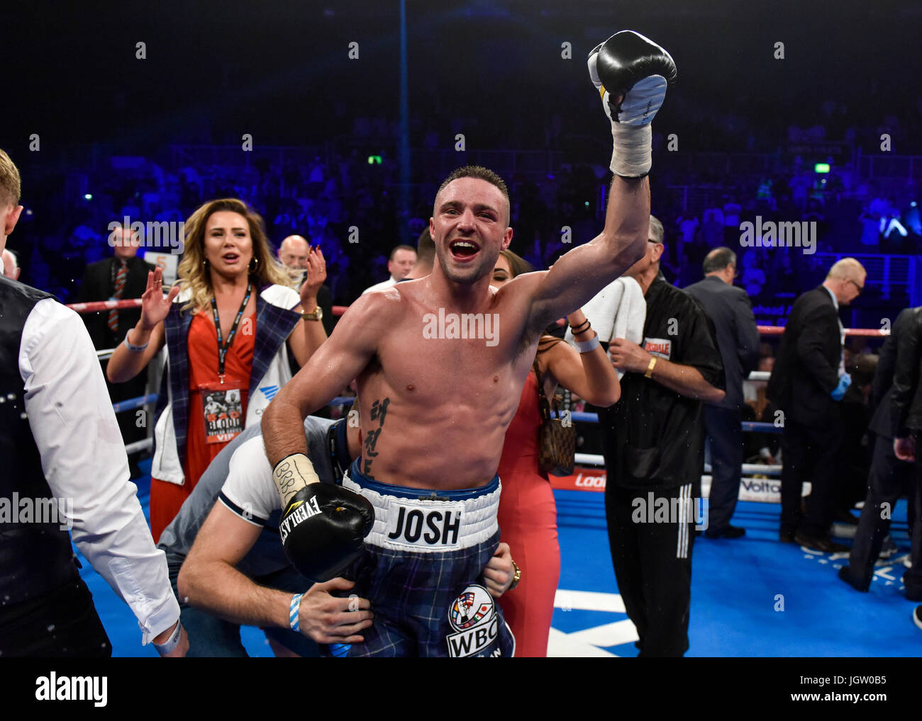 Samedi 8 juillet 2017 : la boxe, Braehead Arena, Glasgow, Ecosse. Prestonpans boxer josh taylor bat l'Ohara Hackney Davies pour ajouter l'argent à sa ceinture WBC Titre du Commonwealth. Le jeune homme de 26 ans a gagné son dixième et plus satisfaisante victoire de sa courte carrière dans une nuit explosive à GlasgowÕs Braehead Arena, une victoire qui propulse la Prestonpans perforateur dans le top 15 dans le monde super léger classement. Josh célèbre avec avec son équipe dans l'anneau après la lutte Banque D'Images