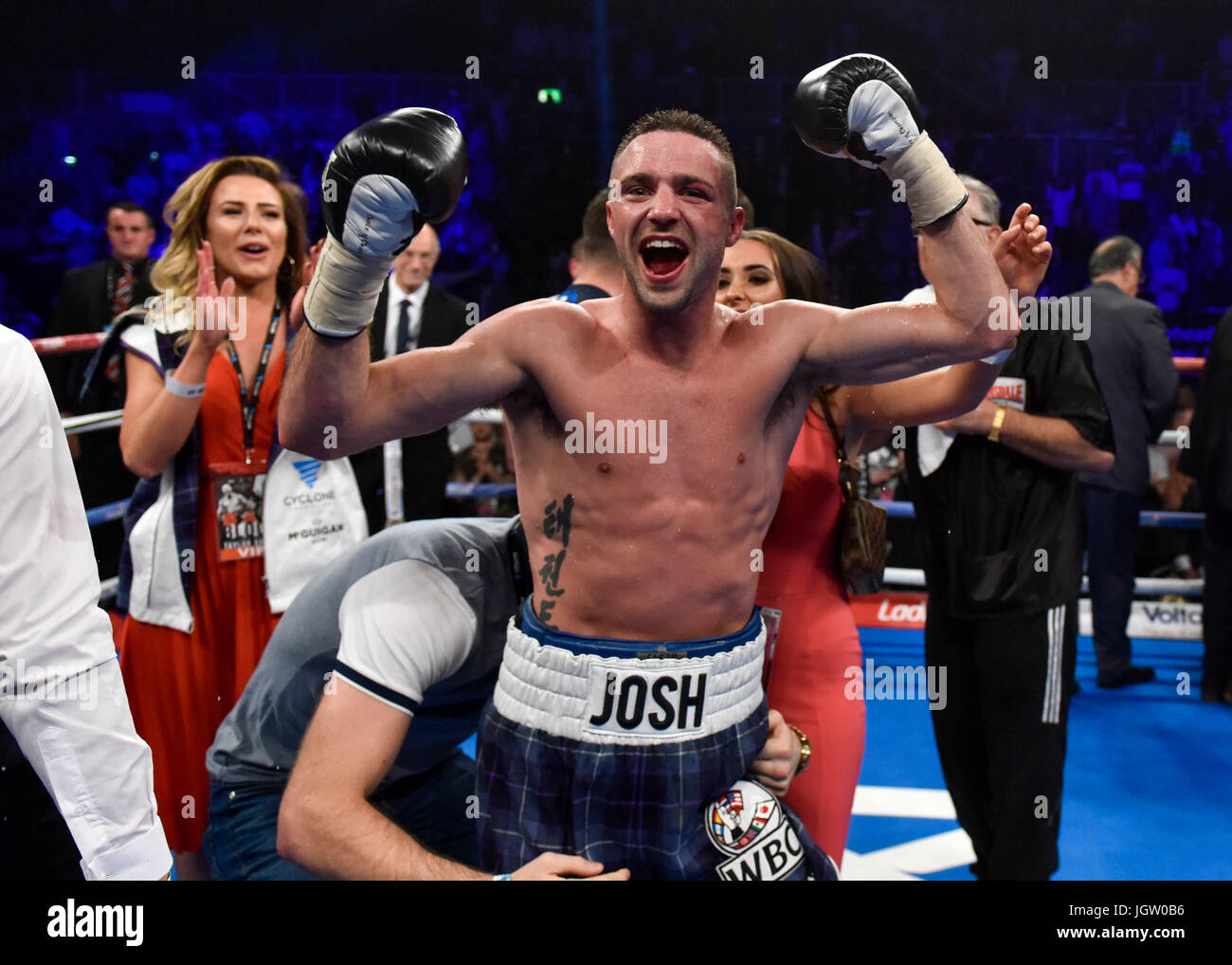 Samedi 8 juillet 2017 : la boxe, Braehead Arena, Glasgow, Ecosse. Prestonpans boxer josh taylor bat l'Ohara Hackney Davies pour ajouter l'argent à sa ceinture WBC Titre du Commonwealth. Le jeune homme de 26 ans a gagné son dixième et plus satisfaisante victoire de sa courte carrière dans une nuit explosive à GlasgowÕs Braehead Arena, une victoire qui propulse la Prestonpans perforateur dans le top 15 dans le monde super léger classement. Josh célèbre avec avec son équipe dans l'anneau après la lutte Banque D'Images