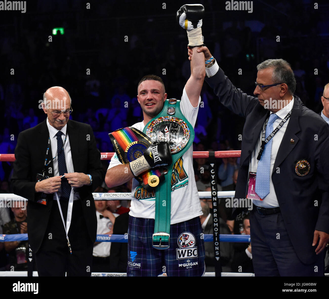 Samedi 8 juillet 2017 : la boxe, Braehead Arena, Glasgow, Ecosse. Prestonpans boxer josh taylor bat l'Ohara Hackney Davies pour ajouter l'argent à sa ceinture WBC Titre du Commonwealth. Le jeune homme de 26 ans a gagné son dixième et plus satisfaisante victoire de sa courte carrière dans une nuit explosive à GlasgowÕs Braehead Arena, une victoire qui propulse la Prestonpans perforateur dans le top 15 dans le monde super léger classement. Josh célèbre avec avec son équipe dans l'anneau après la lutte Banque D'Images