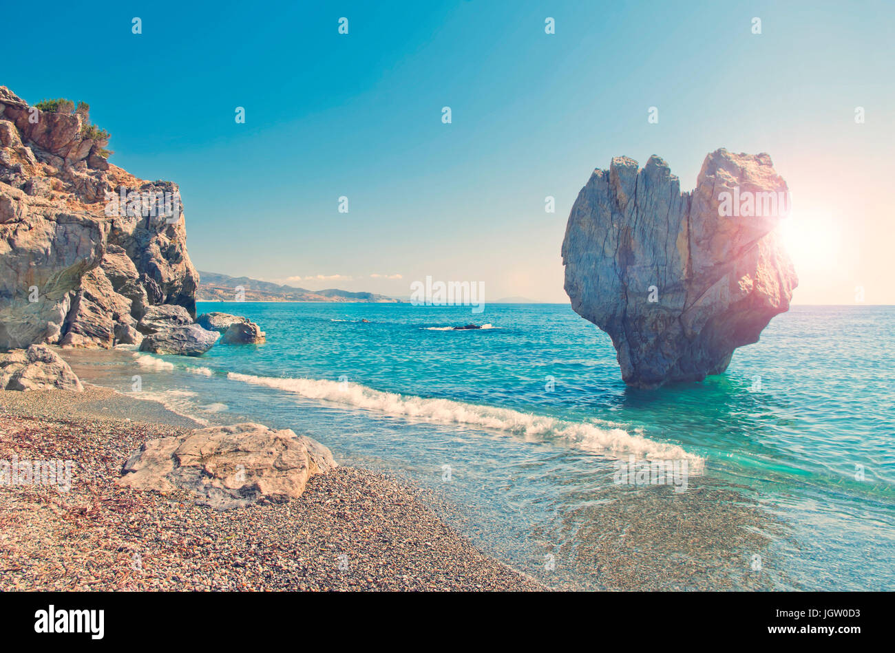 En Forme De Cœur Enorme Rocher Sur Une Plage De Galets De Preveli Avec Soleil Qui Brille Derriere Le Rocher Crete Grece Photo Stock Alamy