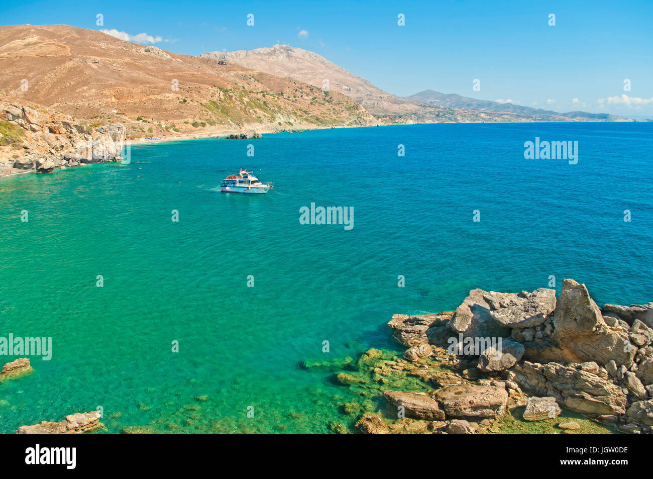 Petite bateau touristique sur la plage des palmiers dans des eaux cristallines de la Méditerranée en Crète, Grèce Banque D'Images
