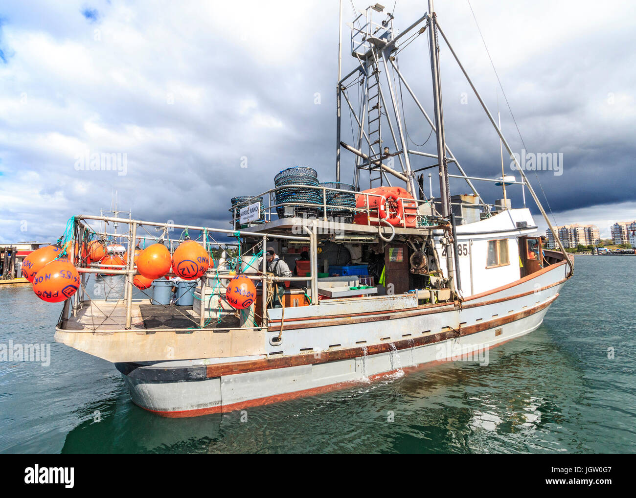 Bateau de pêche commerciale Rand nordique au large de l'île de Vancouver, BC, Canada, la pêche de crevettes (comme la crevette, mais de plus grande taille). Banque D'Images