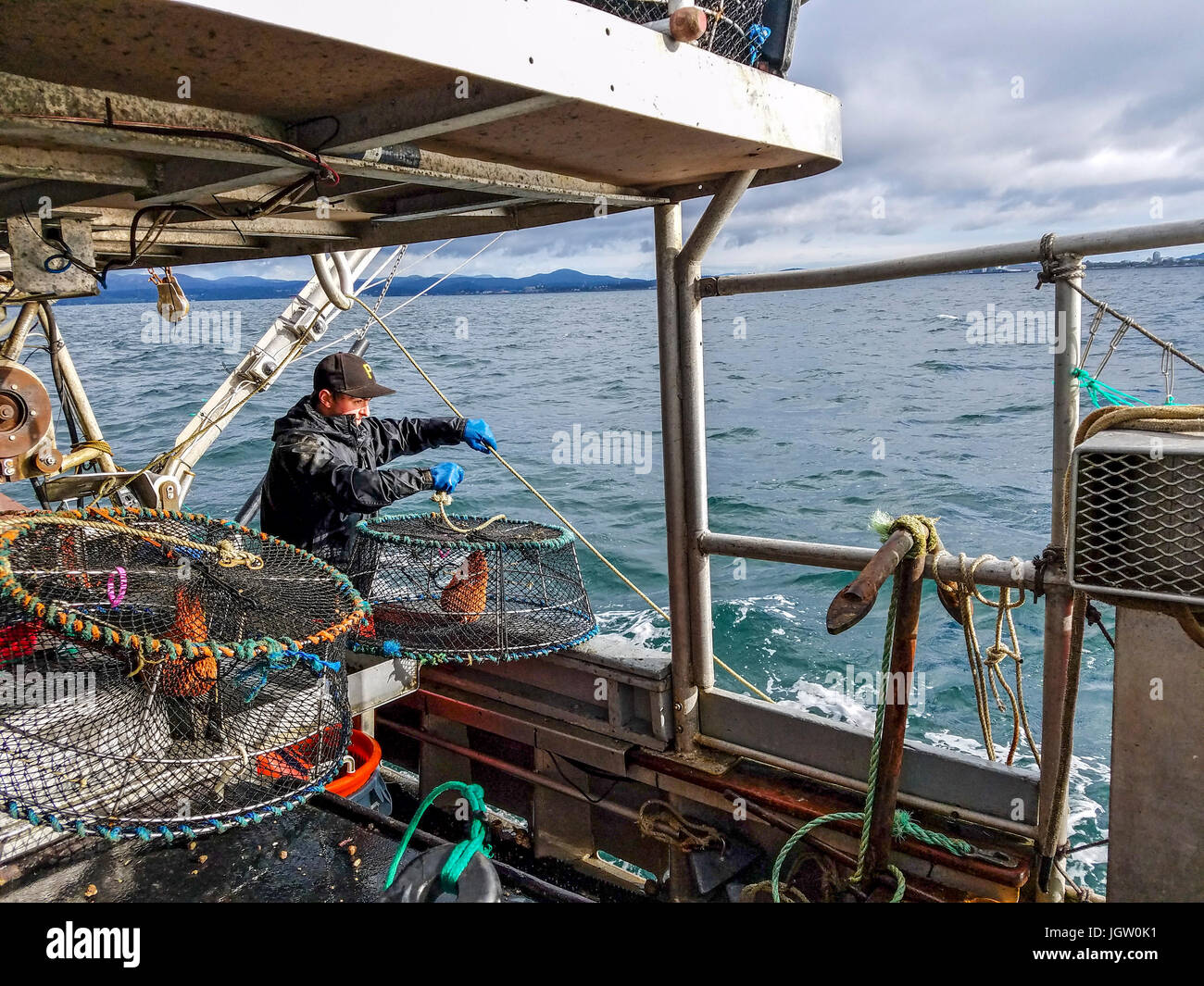 Bateau de pêche commerciale Rand nordique au large de l'île de Vancouver, BC, Canada, la pêche de crevettes (comme la crevette, mais de plus grande taille). Les pièges de rechargement sur la palangre. L Banque D'Images