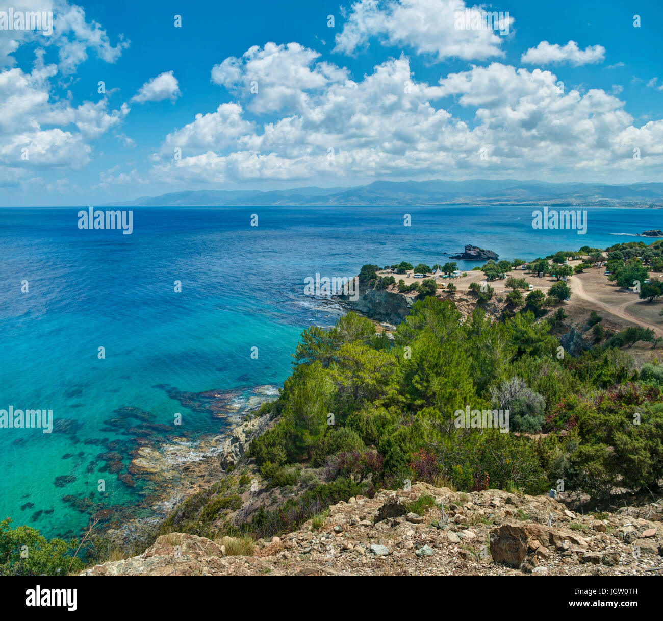Vue sur les arbres et sur la mer jour ensoleillé sur la péninsule d'Akamas, Chypre Banque D'Images