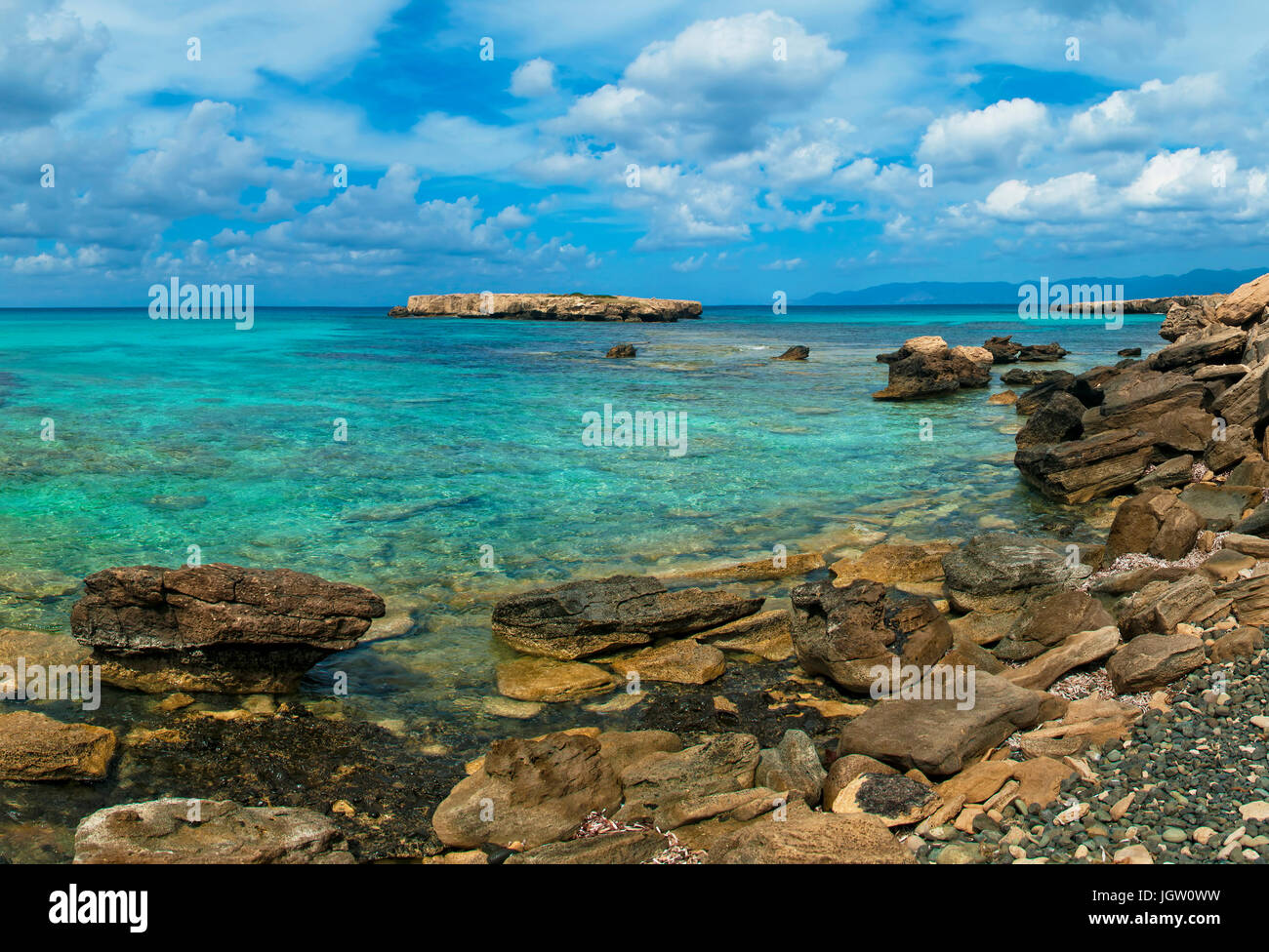 Plage de rochers sauvages au lagon bleu de journée ensoleillée sur la péninsule d'Akamas près de Latchi, Chypre Banque D'Images