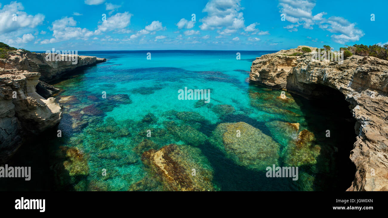 Vue sur la côte rocheuse et mer transparente avec les coraux des eaux sur la péninsule d'Akamas, Chypre Banque D'Images